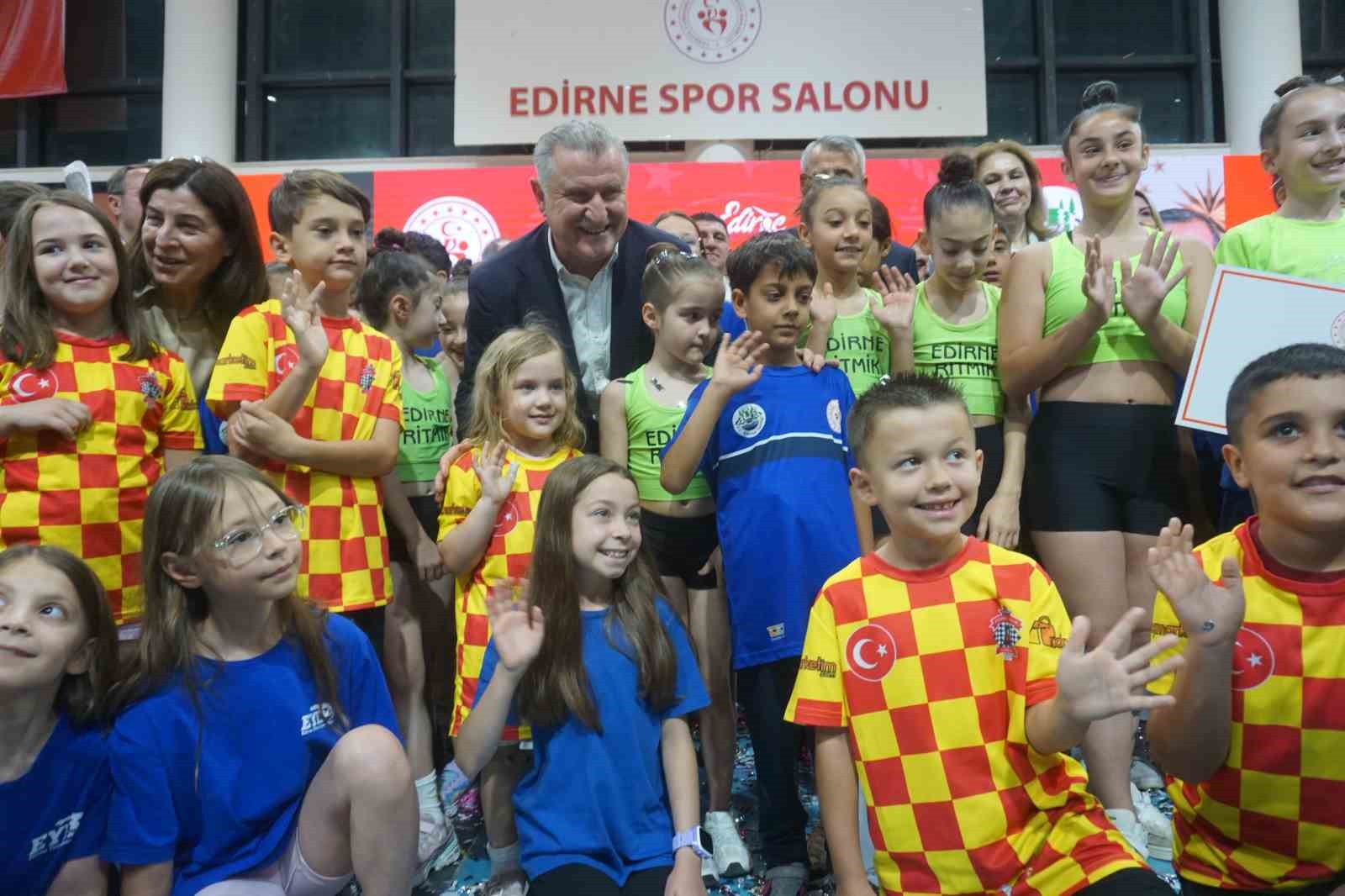 Bakan Osman Aşkın Bak: "En büyük hedefimiz gençleri spora yönlendirerek kötü alışkanlıklardan uzak tutmak" 7 bakan osman askin bak en buyuk hedefimiz gencleri spora yonlendirerek kotu aliskanliklardan uzak tutmak JpmMrUvF