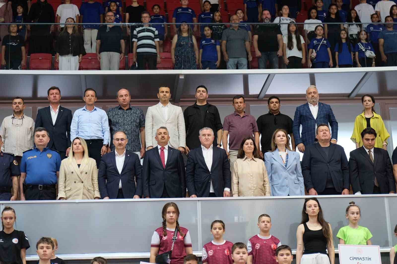 Bakan Osman Aşkın Bak: "En büyük hedefimiz gençleri spora yönlendirerek kötü alışkanlıklardan uzak tutmak" 9 bakan osman askin bak en buyuk hedefimiz gencleri spora yonlendirerek kotu aliskanliklardan uzak tutmak KtkYIYPJ