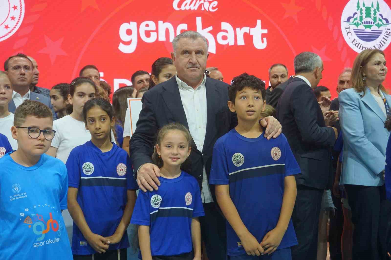 Bakan Osman Aşkın Bak: "En büyük hedefimiz gençleri spora yönlendirerek kötü alışkanlıklardan uzak tutmak" 6 bakan osman askin bak en buyuk hedefimiz gencleri spora yonlendirerek kotu aliskanliklardan uzak tutmak