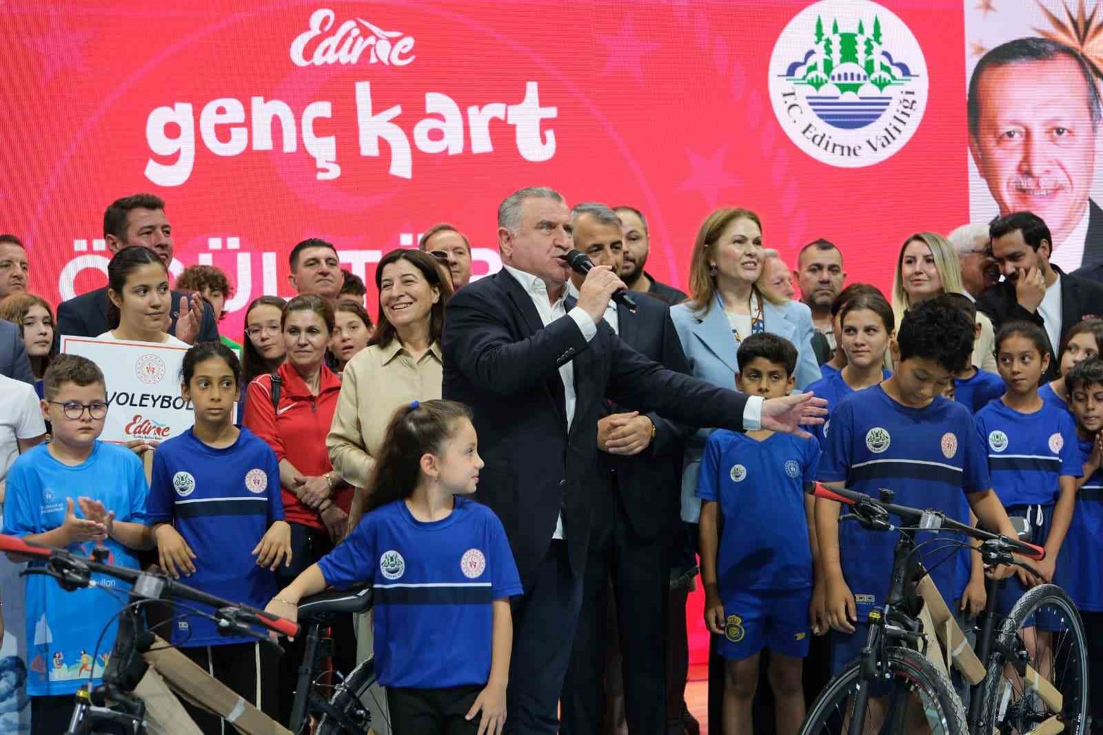 Bakan Osman Aşkın Bak: "En büyük hedefimiz gençleri spora yönlendirerek kötü alışkanlıklardan uzak tutmak" 4 bakan osman askin bak en buyuk hedefimiz gencleri spora yonlendirerek kotu aliskanliklardan uzak tutmak