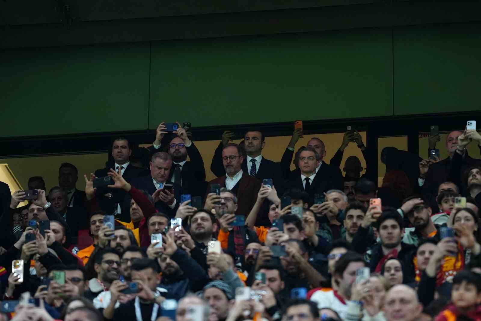 bakan osman askin bak galatasaray juventus macini izledi 2