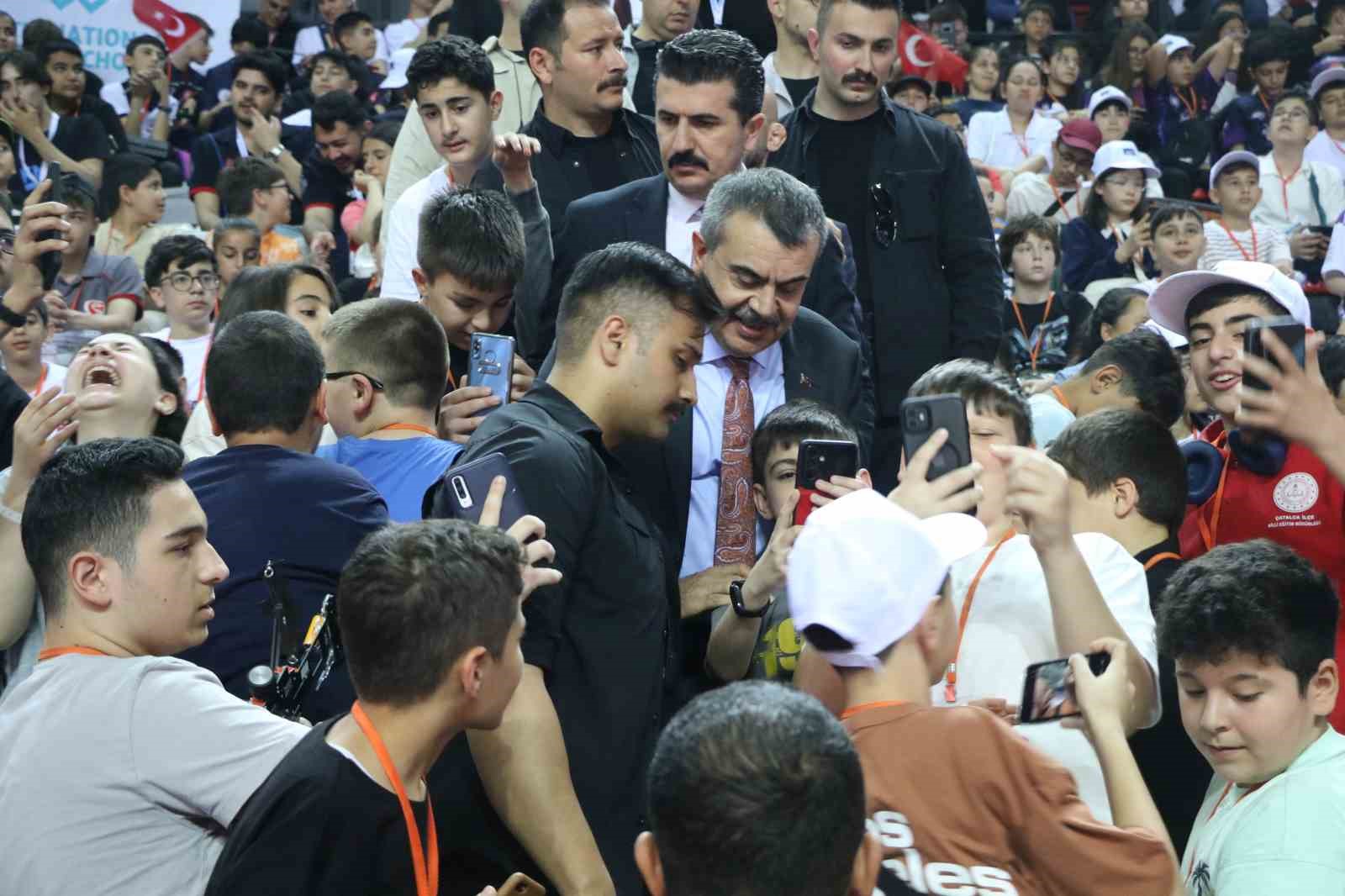 bakan tekin 100 ortaogretim ogrencisinin 43u mesleki egitime kayit yaptirdi 0 yUO21KQY