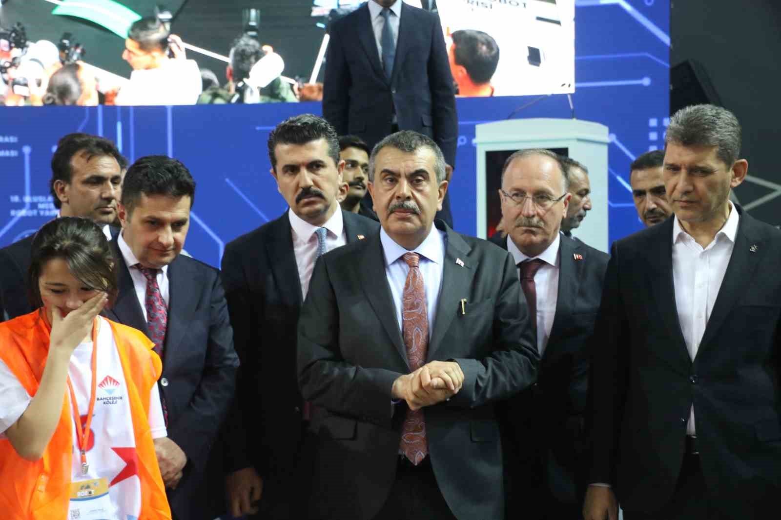 bakan tekin 100 ortaogretim ogrencisinin 43u mesleki egitime kayit yaptirdi 5 bLIt9AGf