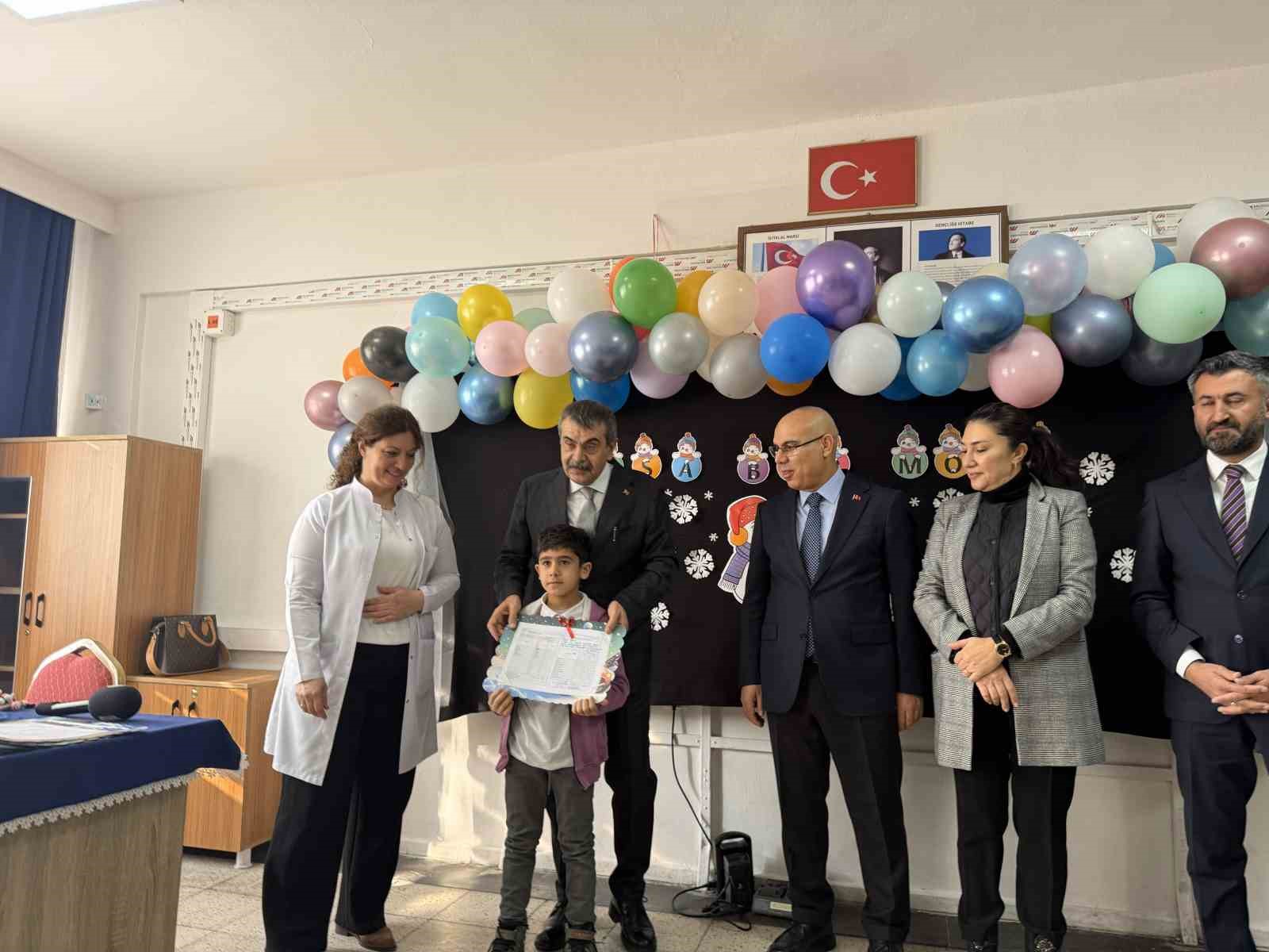bakan tekin agrida ogrencilerin karne heyecanina ortak oldu 0 eN7BYEyR