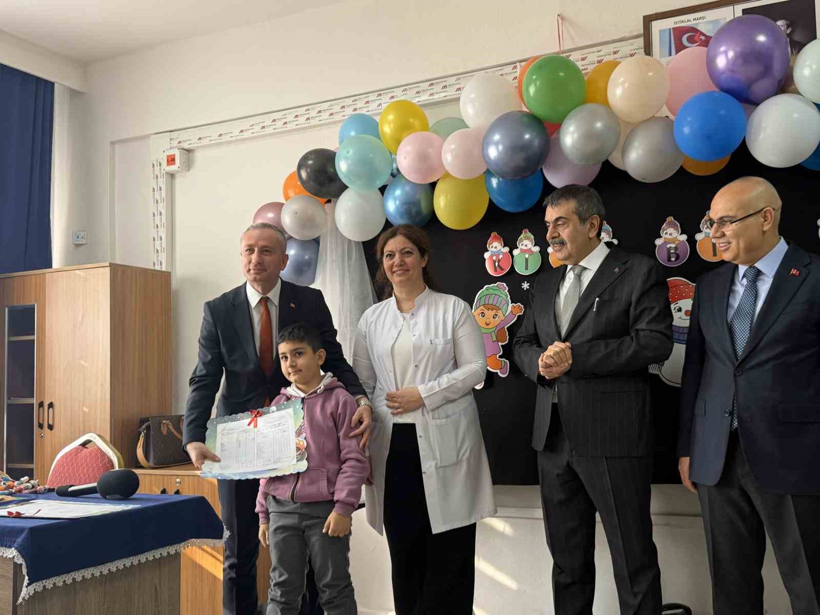 bakan tekin agrida ogrencilerin karne heyecanina ortak oldu 1 pQkLdFiN