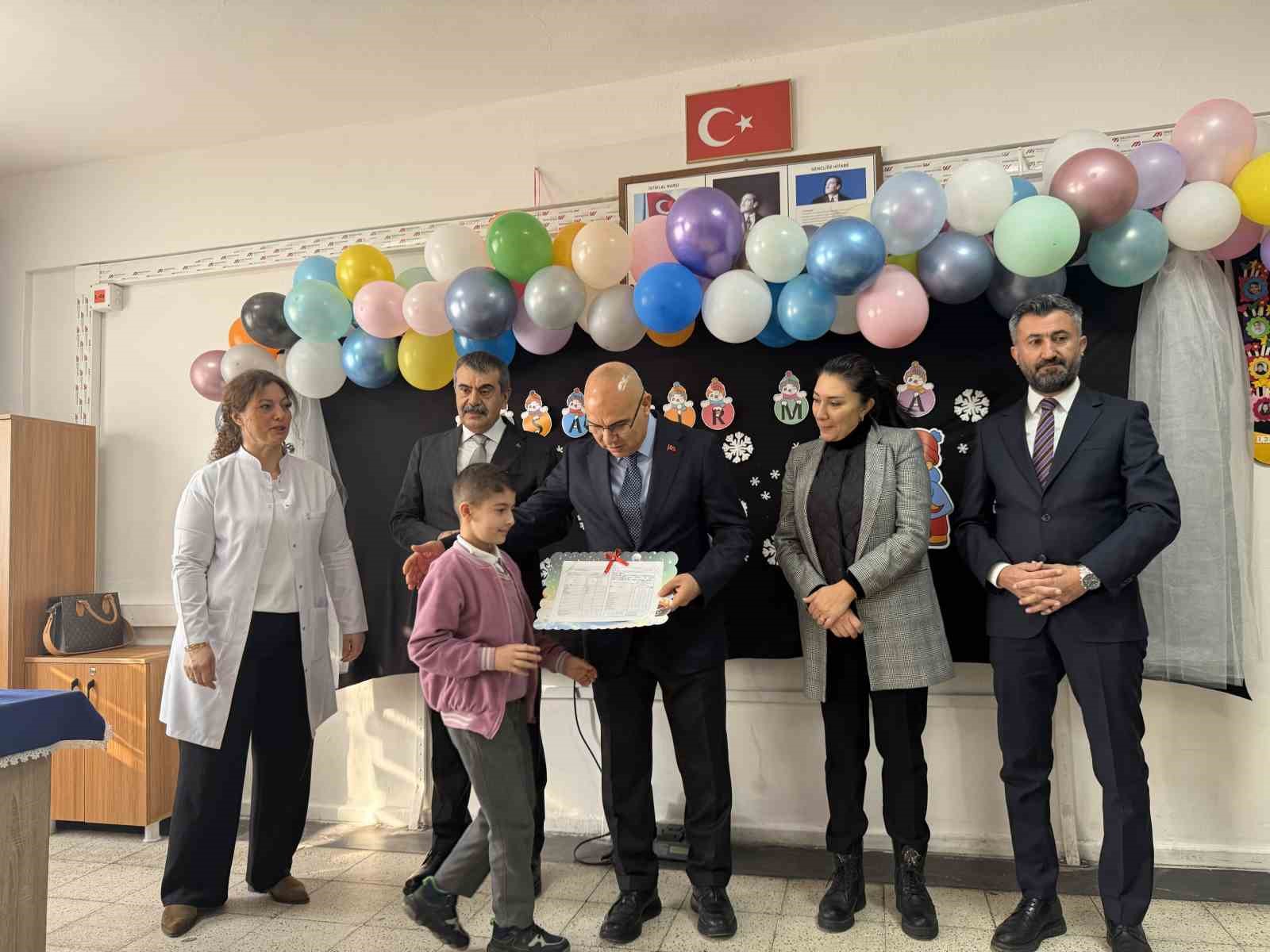 bakan tekin agrida ogrencilerin karne heyecanina ortak oldu 2 EhhdUmAW