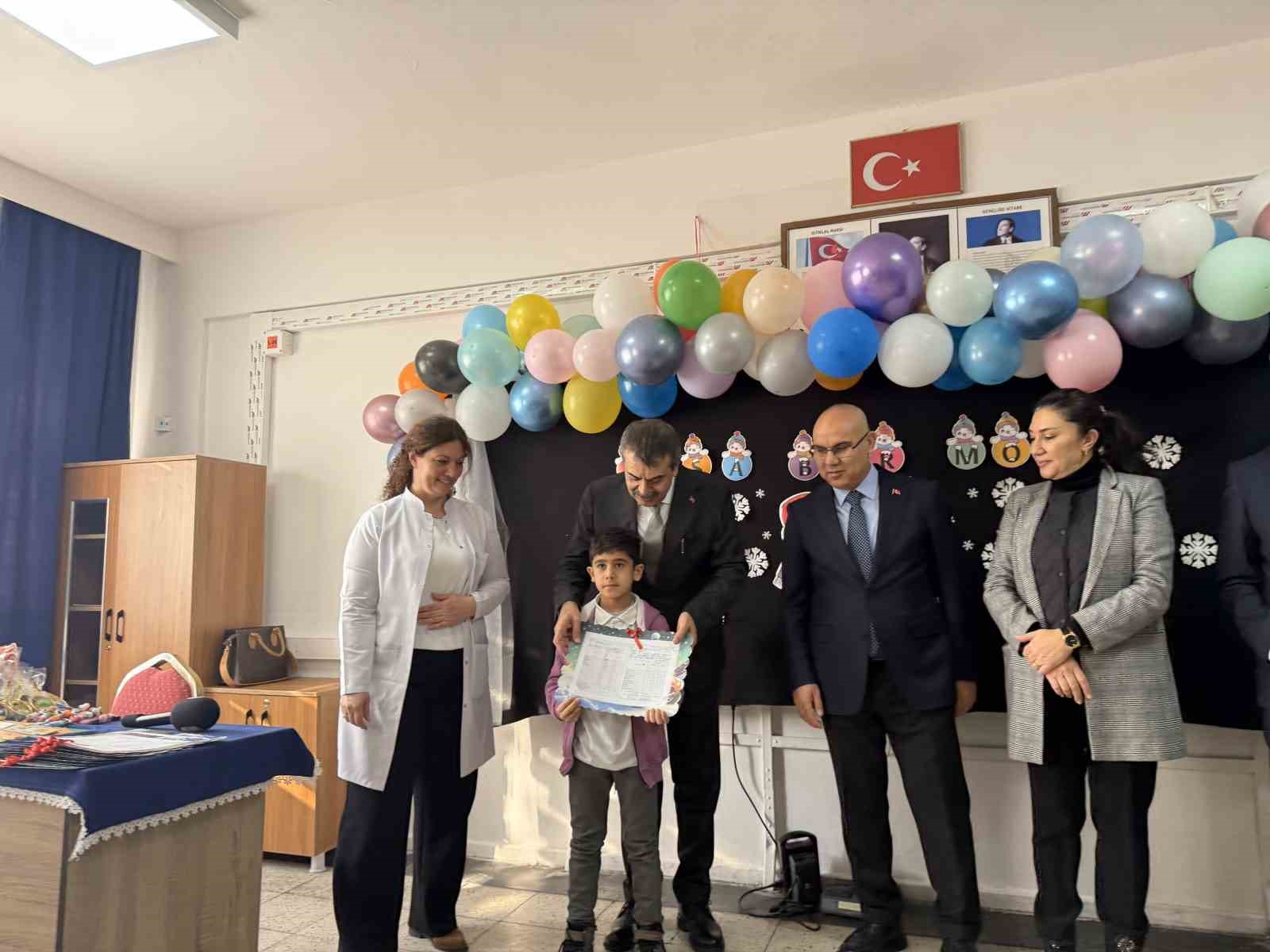 bakan tekin agrida ogrencilerin karne heyecanina ortak oldu 3 CVfZfXJV