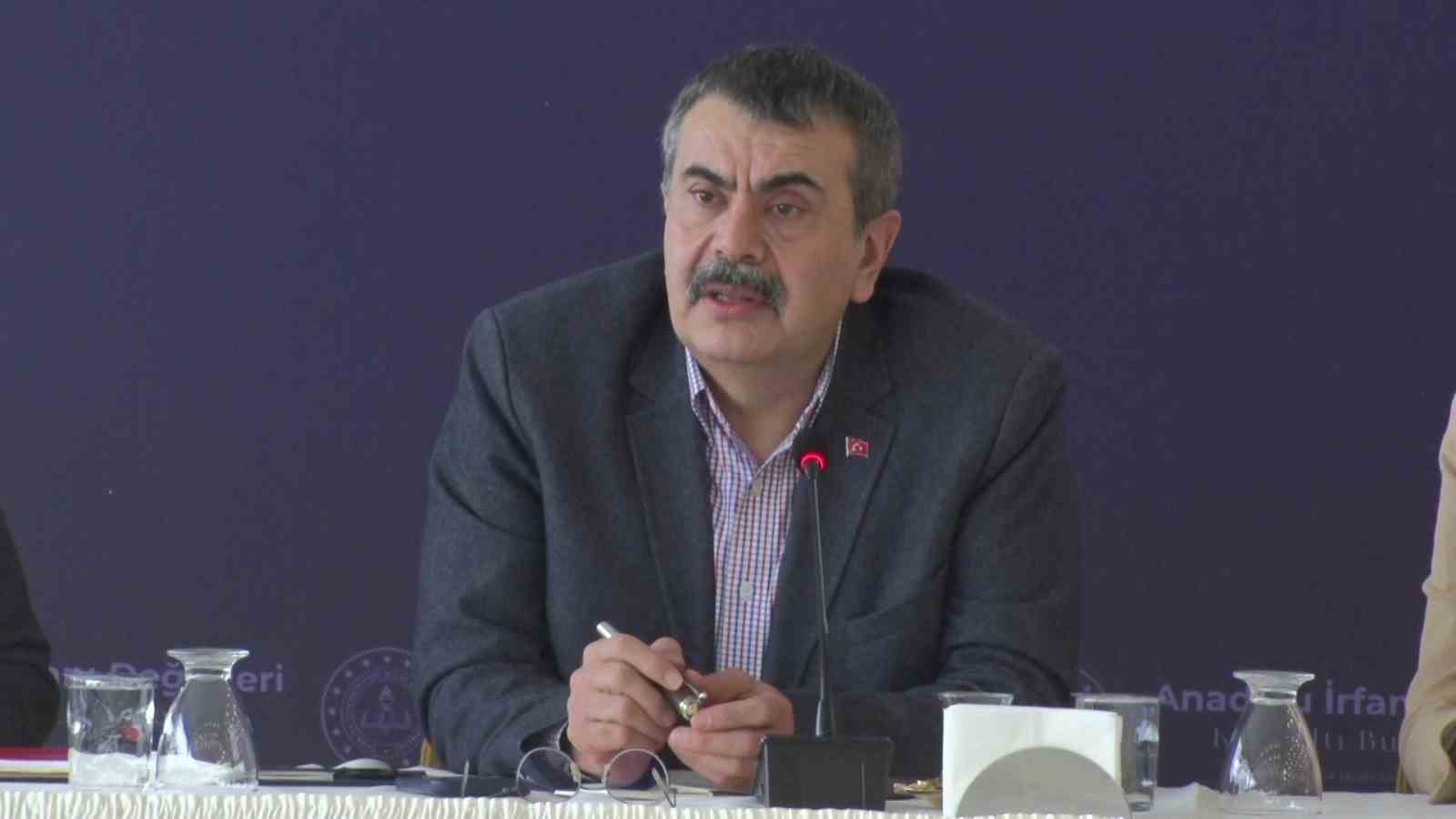 bakan tekin ak parti turkiyede insan haklarini yasaksiz bir turkiyeyi politik uygulamalarinin odagina yerlestirmis OfzFA6YN