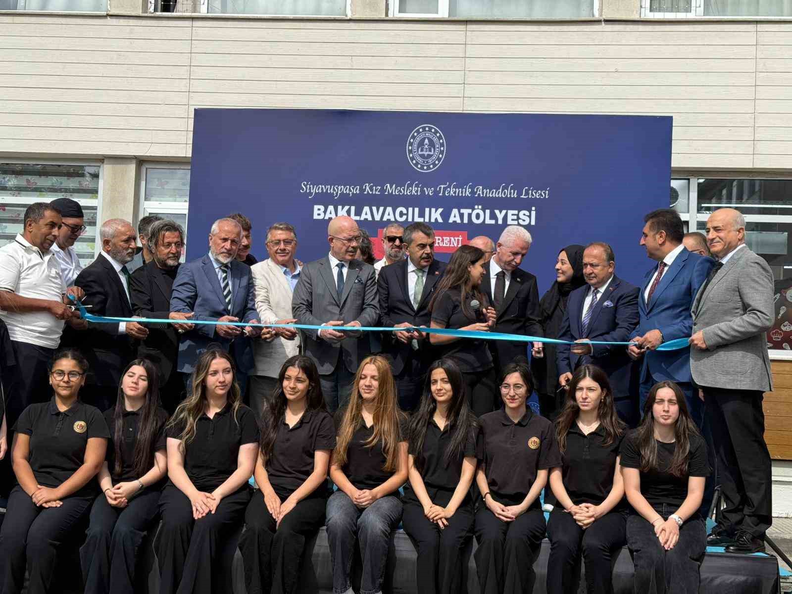 bakan tekin bizim isimiz milli birligimizi beraberligimizi guclendirecek bir egitim vermek 1 Ufb6CXcK
