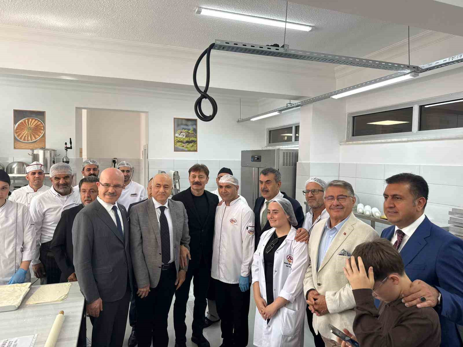 bakan tekin bizim isimiz milli birligimizi beraberligimizi guclendirecek bir egitim vermek 2 OyJvknFL