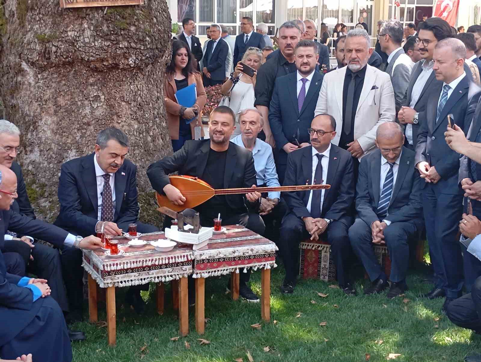 bakan tekin bursada cinar altinda turku soyledi anadolu peynirlerini tatti 0 4eOkd6Me