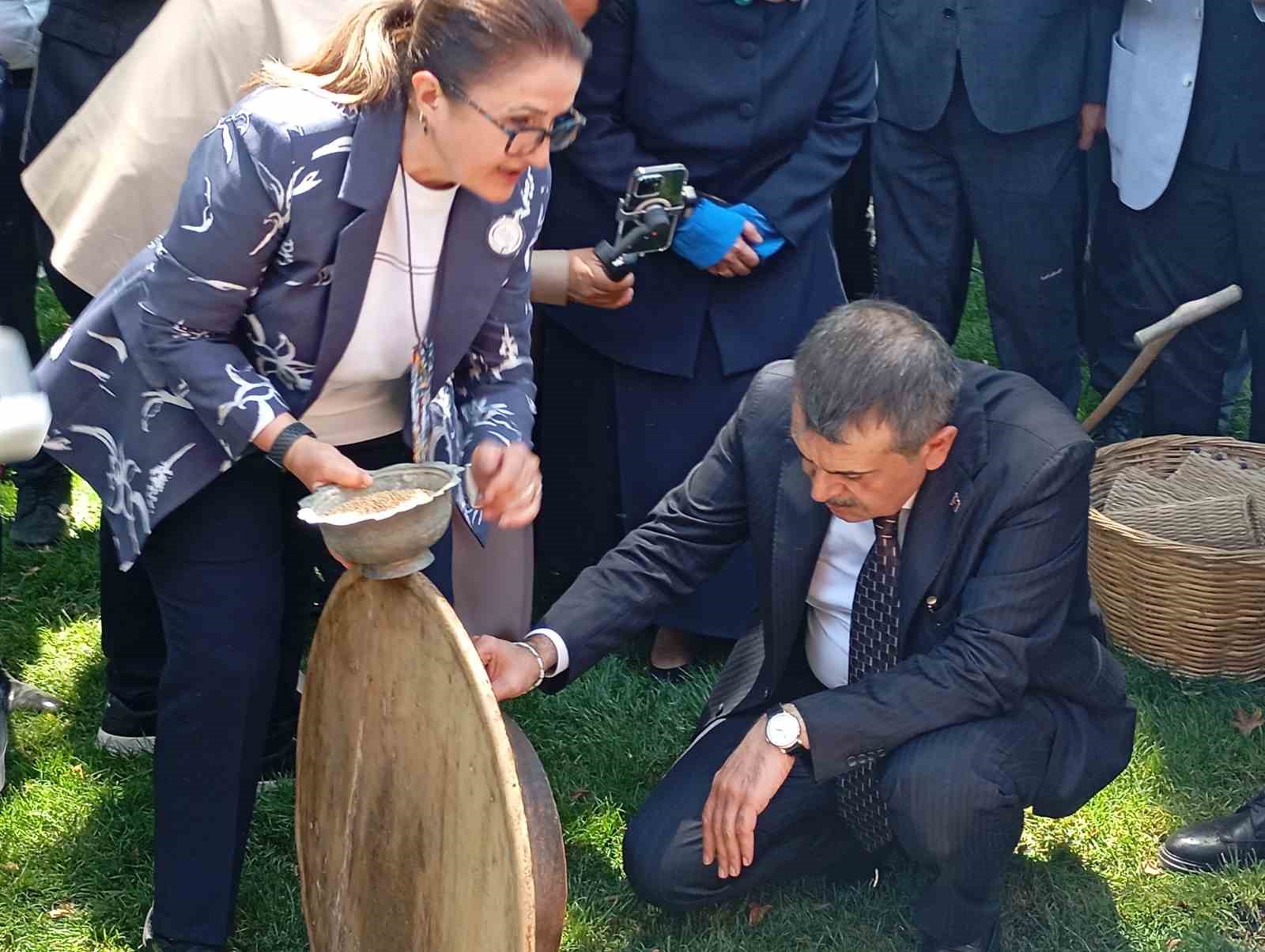 bakan tekin bursada cinar altinda turku soyledi anadolu peynirlerini tatti 2 gtBdUubD