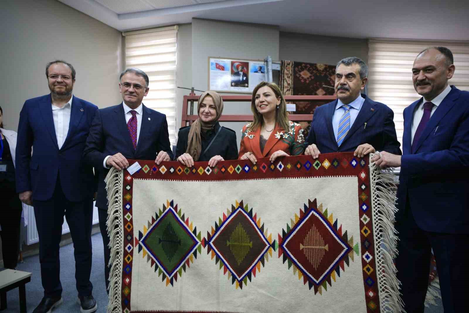 bakan tekin butun cocuklar ozeldir 1 CbAE25RY