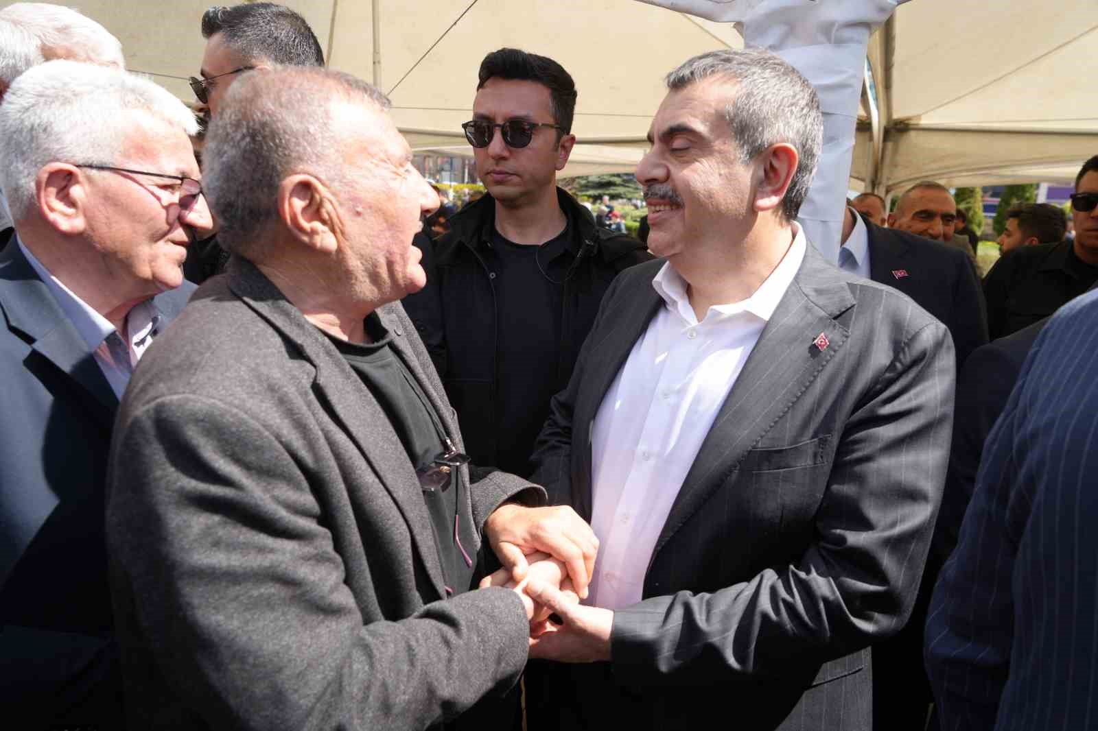 bakan tekin chpdeki olaylar bu olayin arkasinda baska bir saibe aramaya gerek yok yeterince VilOyiTe