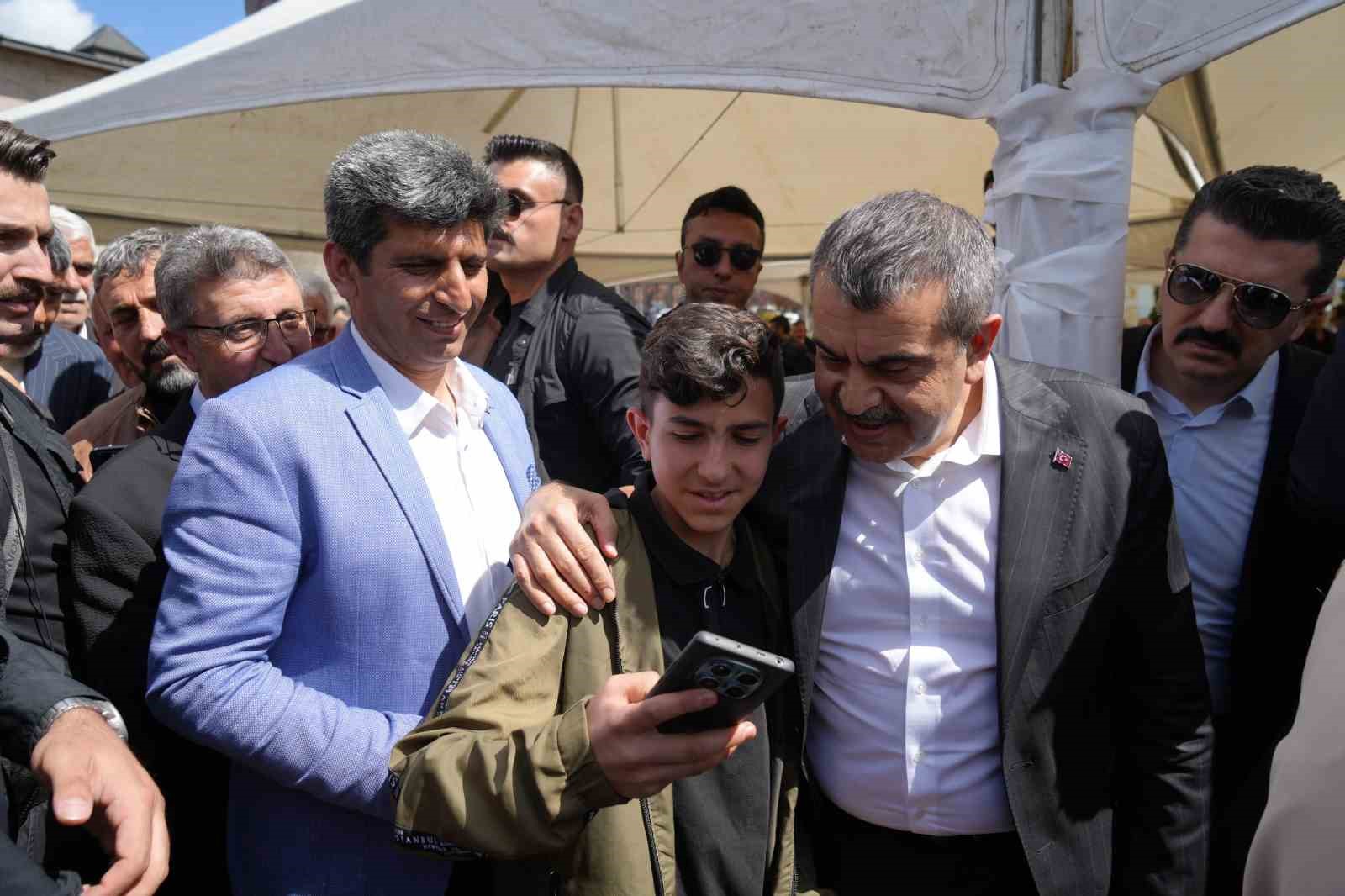 bakan tekin chpdeki olaylar bu olayin arkasinda baska bir saibe aramaya gerek yok yeterince lNLaAIb9