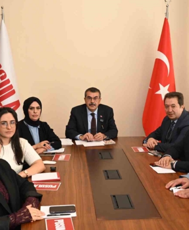 bakan-tekin-chpliler-12-yillik-zorunlu-egitime-ne-demisler-gorsunler-oynadiklari-bir-tiyatro-makul-18dUkq2r.jpg