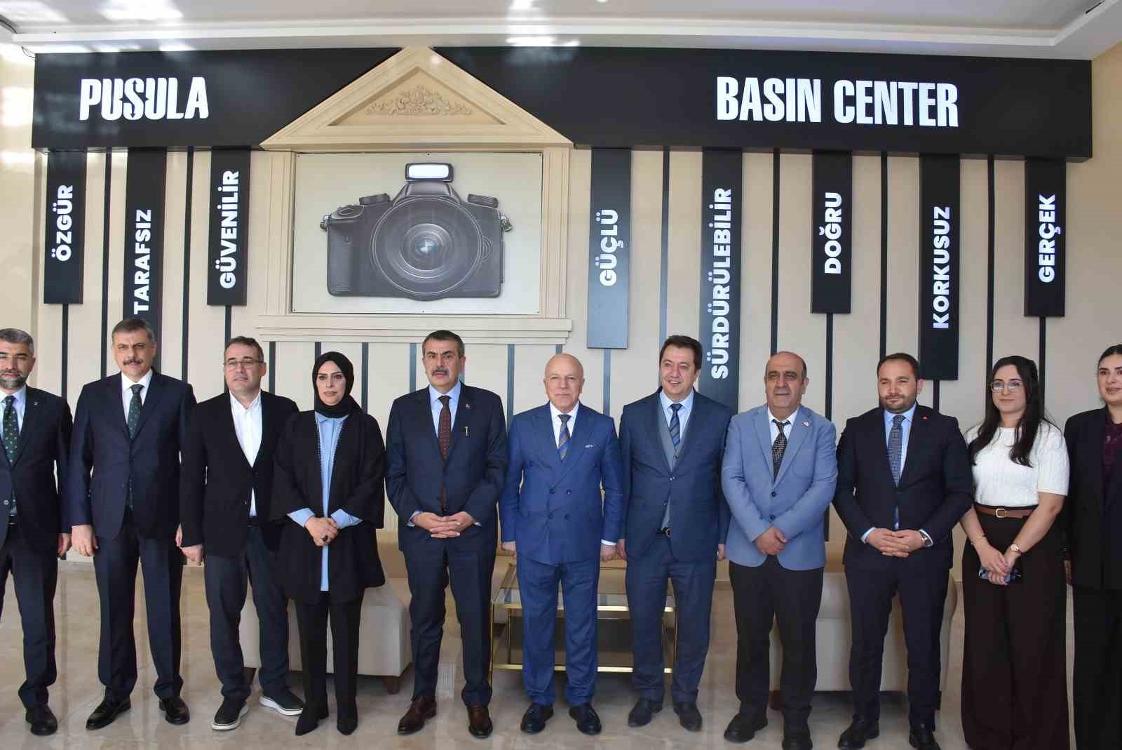 Bakan Tekin: "CHP’liler 12 yıllık zorunlu eğitime ne demişler görsünler, oynadıkları bir tiyatro, makul önerileri varsa dinlerim" 5 bakan tekin chpliler 12 yillik zorunlu egitime ne demisler gorsunler oynadiklari bir tiyatro makul GAEqtgrE