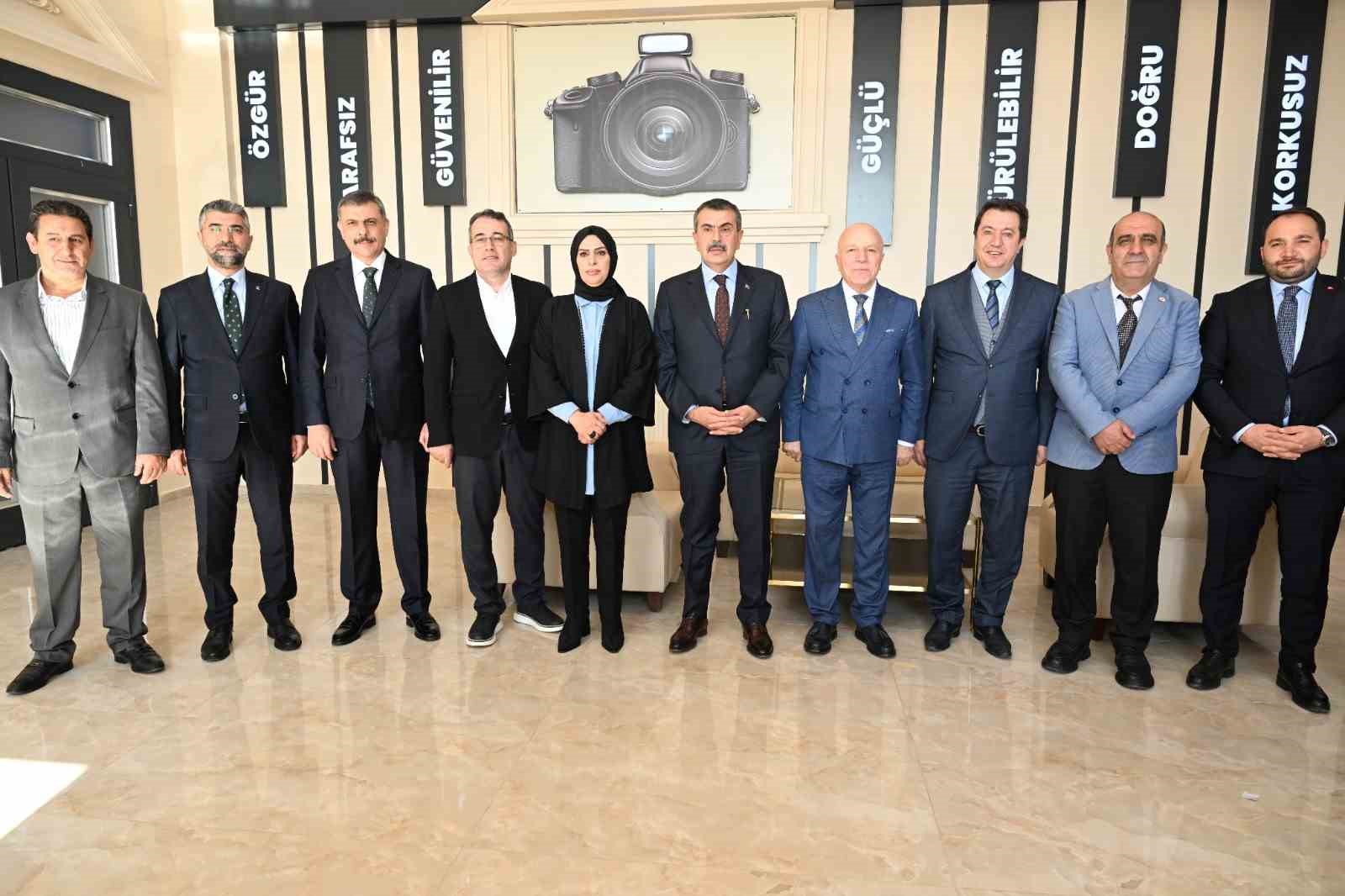 Bakan Tekin: "CHP’liler 12 yıllık zorunlu eğitime ne demişler görsünler, oynadıkları bir tiyatro, makul önerileri varsa dinlerim" 6 bakan tekin chpliler 12 yillik zorunlu egitime ne demisler gorsunler oynadiklari bir tiyatro makul qDFCnSfl