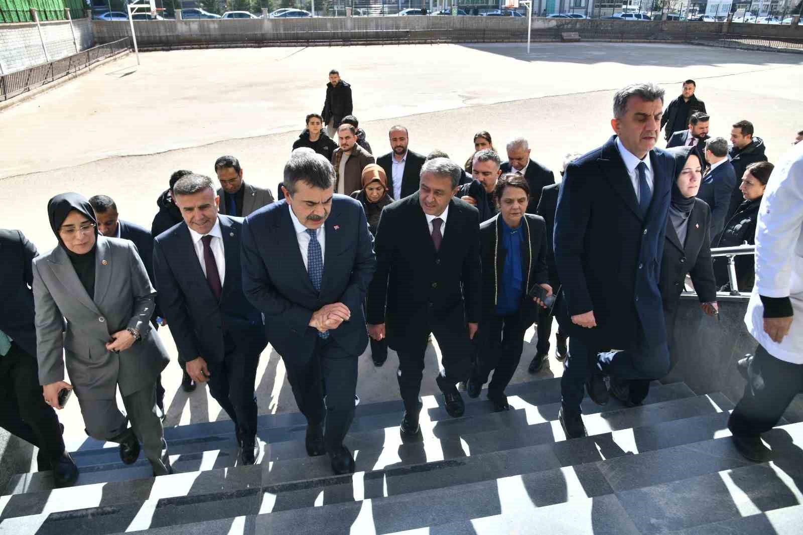 Bakan Tekin: "Depremden etkilenen 11 ilimizin tamamında devam eden yatırımlarımızla yüzde 15 daha fazla dersliğimiz olacak" 13 bakan tekin depremden etkilenen 11 ilimizin tamaminda devam eden yatirimlarimizla yuzde 15 daha fazla DcLJKVX9