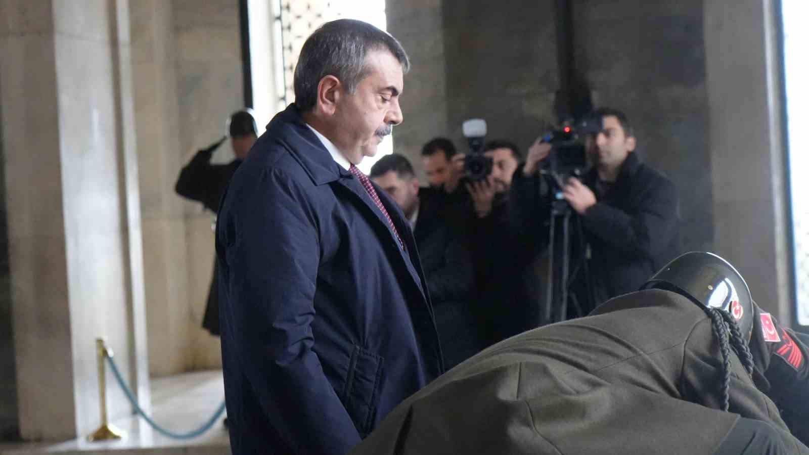 bakan tekin dunya cok hizli degisiyor insan degisiyor biz de bu degisimi anlamlandirmakla mukellef sUrsbM3D