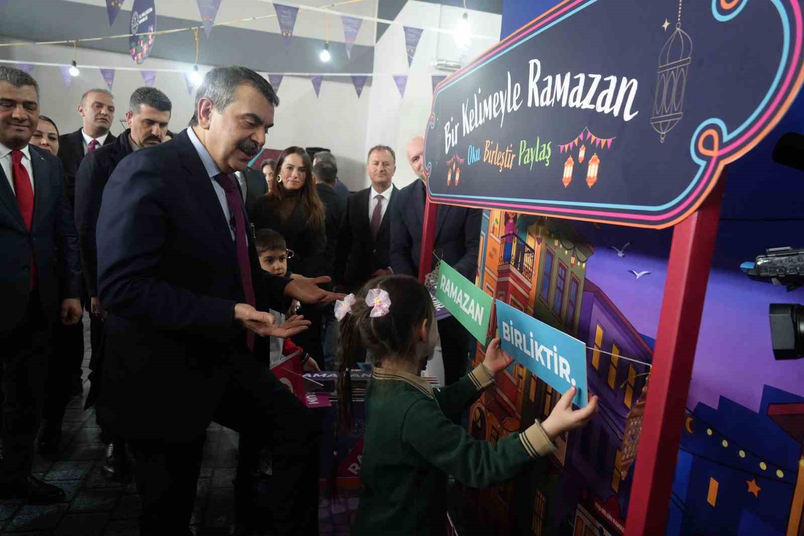 bakan tekin erzurumda cocuklarla ramazan senliginde bulustu 0 ZzXvFbBq