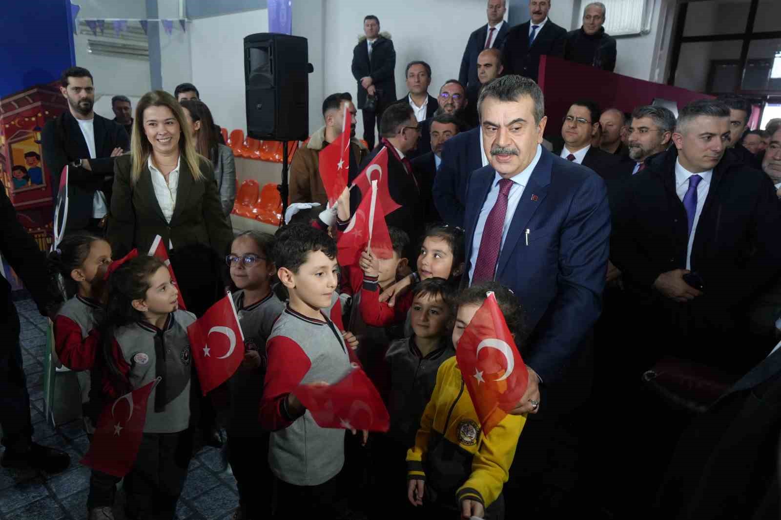 bakan tekin erzurumda cocuklarla ramazan senliginde bulustu 3 wOiw3AM2