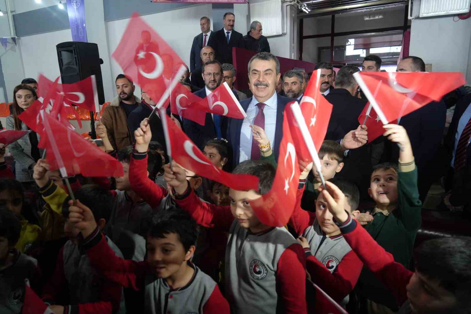 bakan tekin erzurumda cocuklarla ramazan senliginde bulustu 4 YUyL5wJM