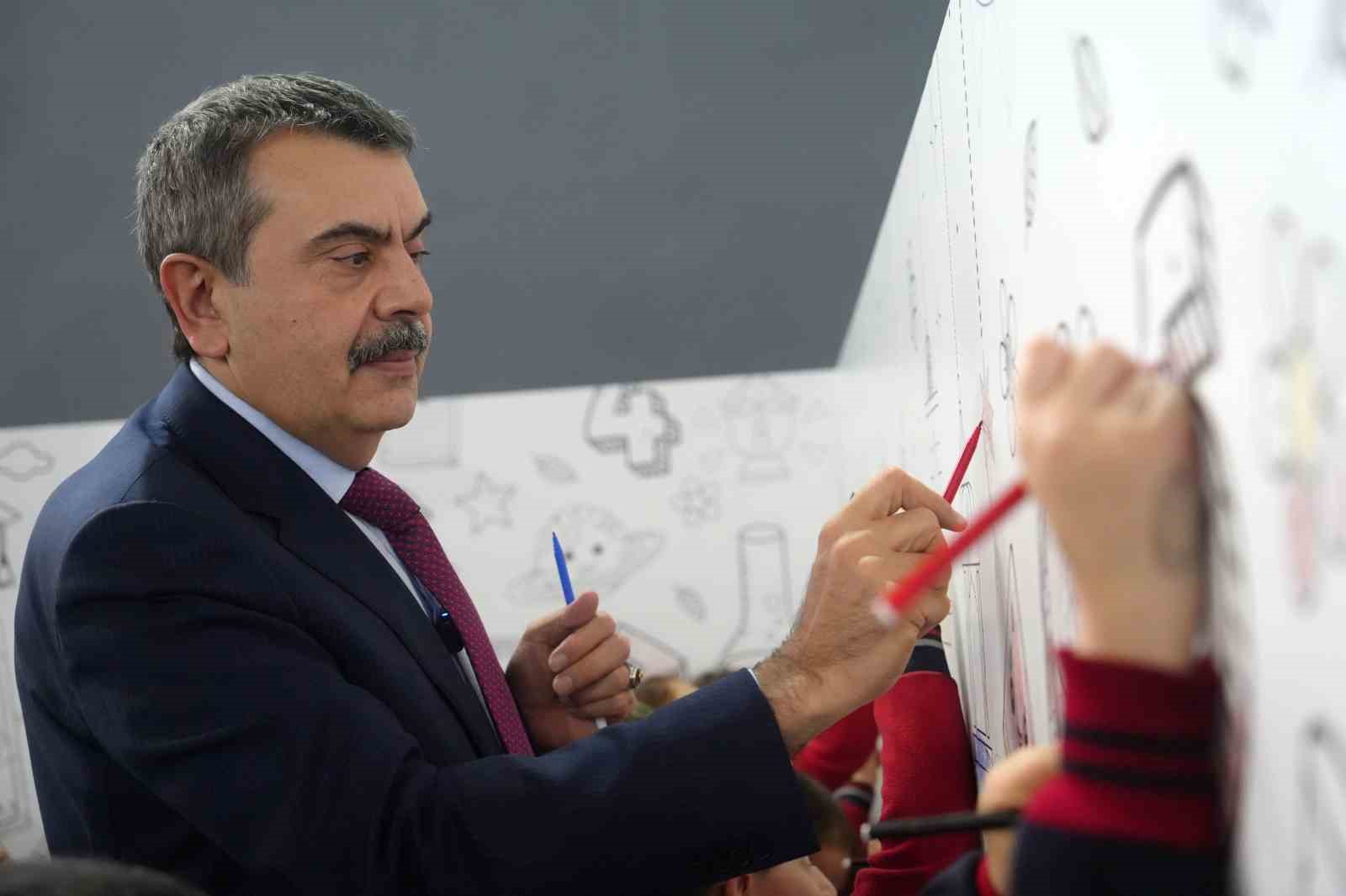 bakan tekin erzurumda cocuklarla ramazan senliginde bulustu 6 wZBAct3q