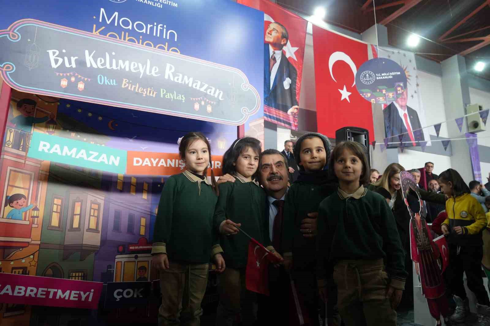 bakan tekin erzurumda cocuklarla ramazan senliginde bulustu 7 PCA4phEy