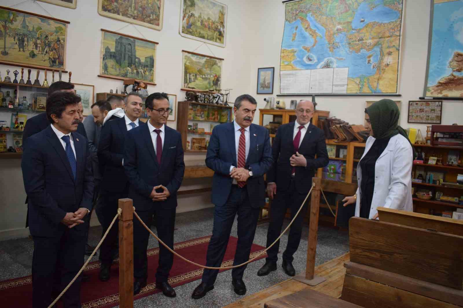 bakan tekin fatma ogretmenin adi gorev yaptigi okula verildi 1 5bMaMF1J