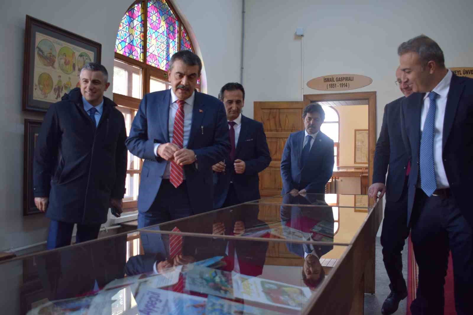 bakan tekin fatma ogretmenin adi gorev yaptigi okula verildi 2 FWn5F79H