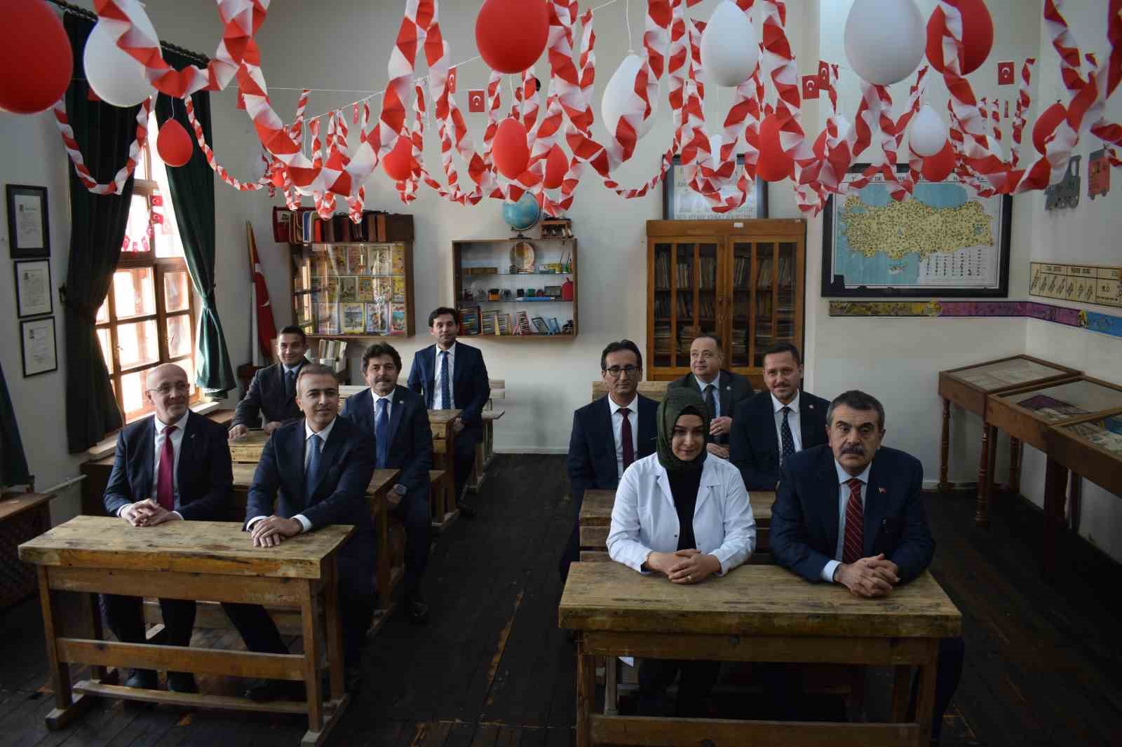 bakan tekin fatma ogretmenin adi gorev yaptigi okula verildi 3 XLdpWRUg