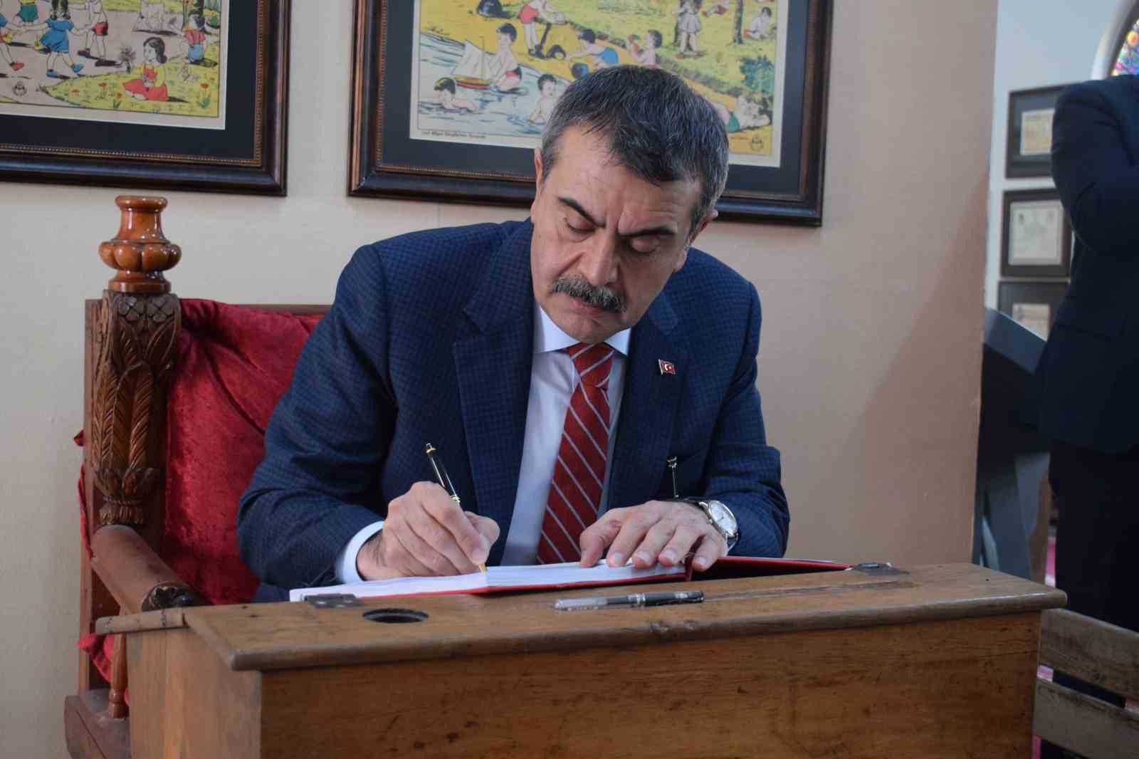 bakan tekin fatma ogretmenin adi gorev yaptigi okula verildi 4 XRMVjkXT