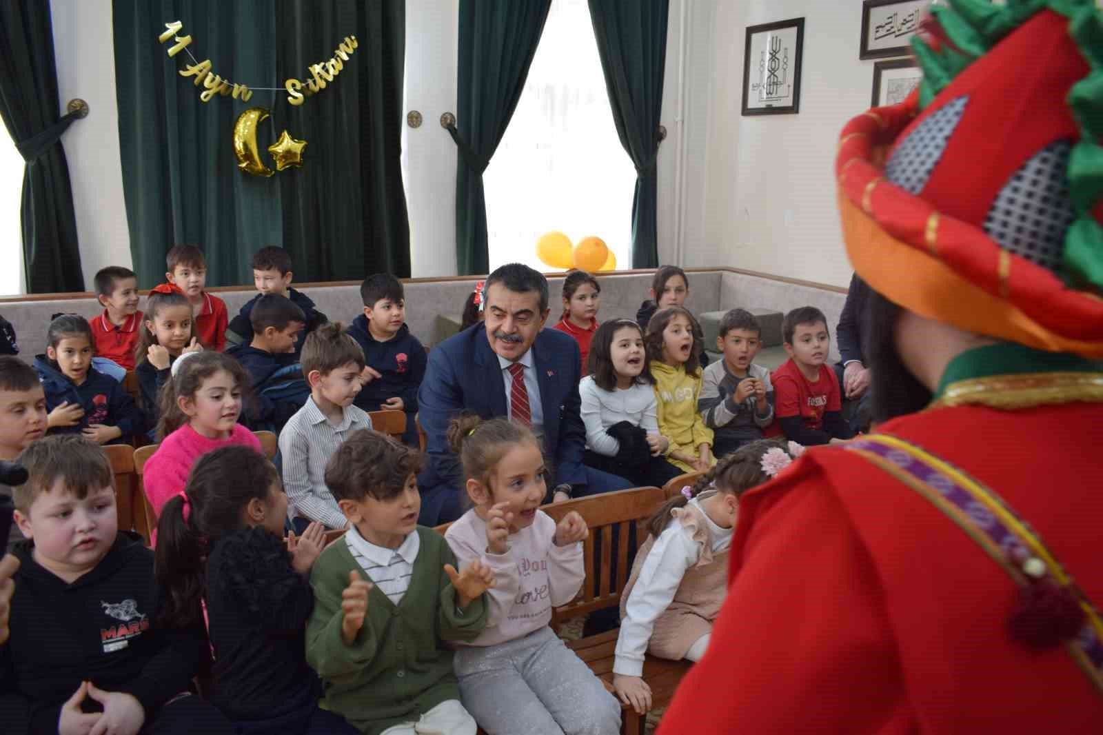 bakan tekin fatma ogretmenin adi gorev yaptigi okula verildi 5 qntJ6eyG