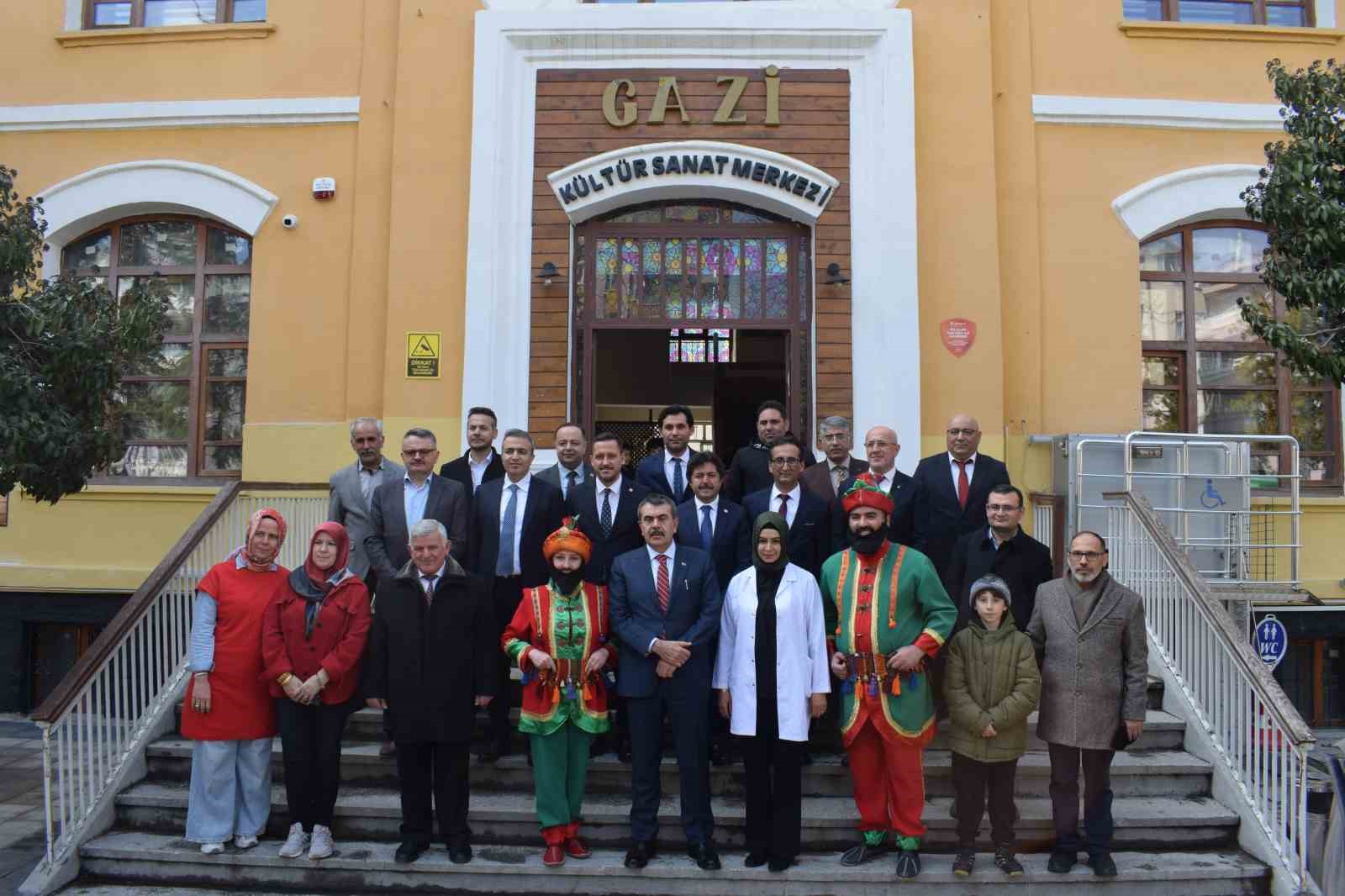 bakan tekin fatma ogretmenin adi gorev yaptigi okula verildi 6 fnZuUGRz