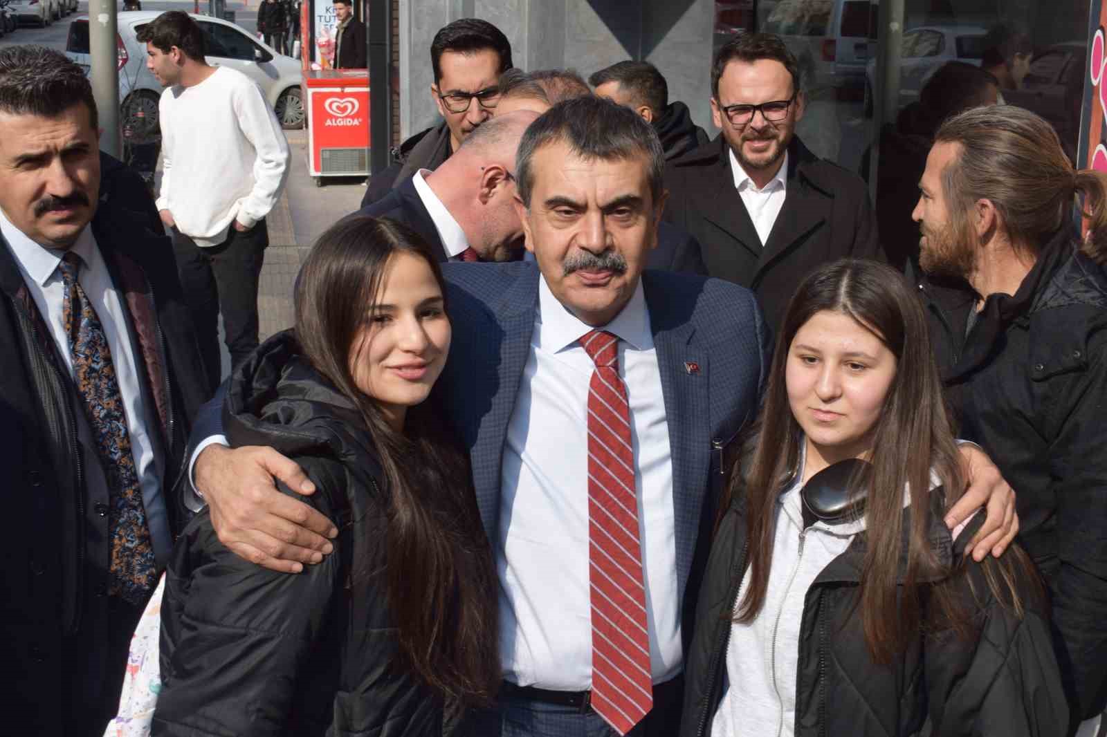 bakan tekin fatma ogretmenin adi gorev yaptigi okula verildi 7 YUiEK98M
