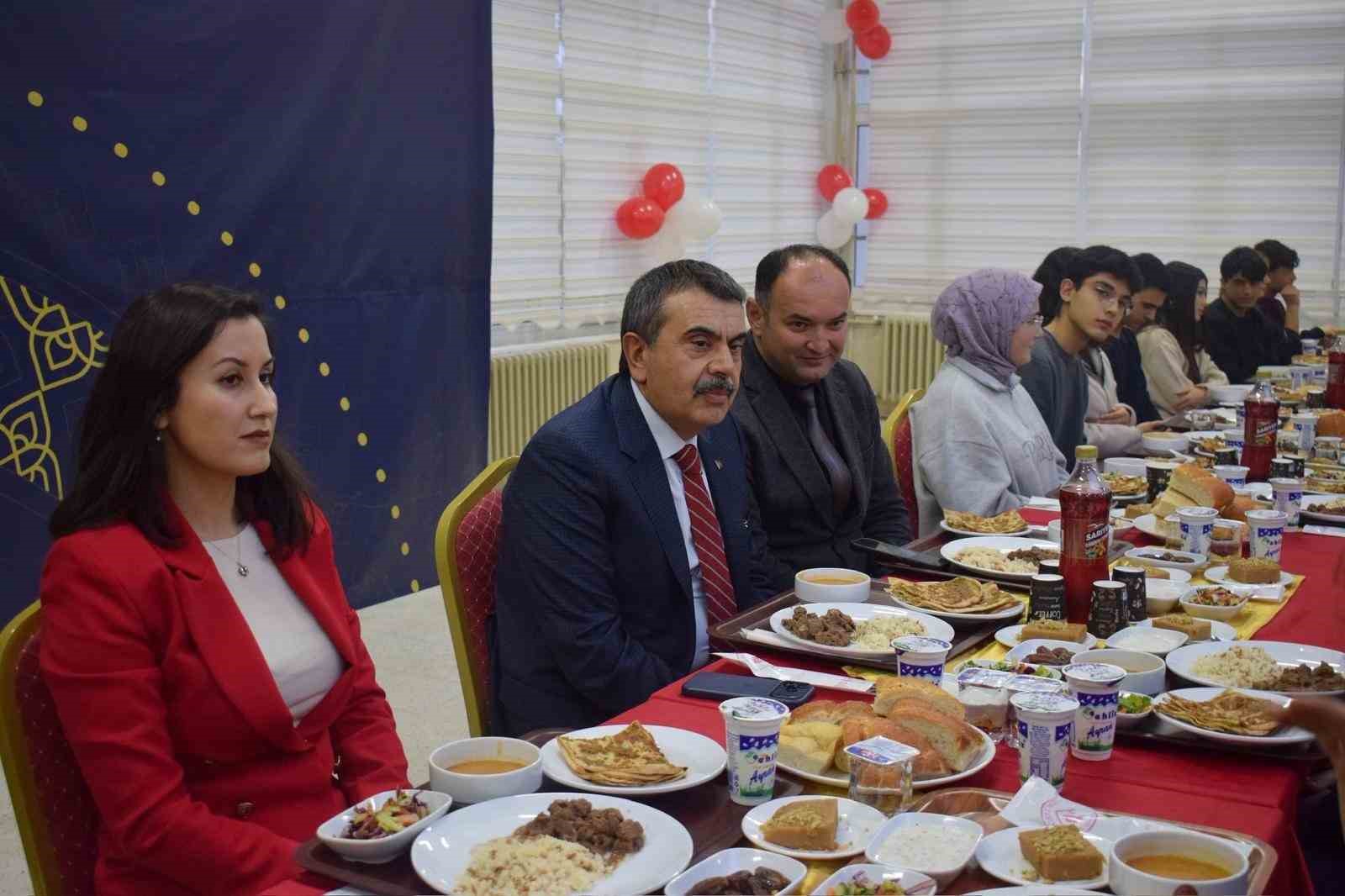 bakan tekin fatma ogretmenin adi gorev yaptigi okula verildi 8 QlJ2ykiX
