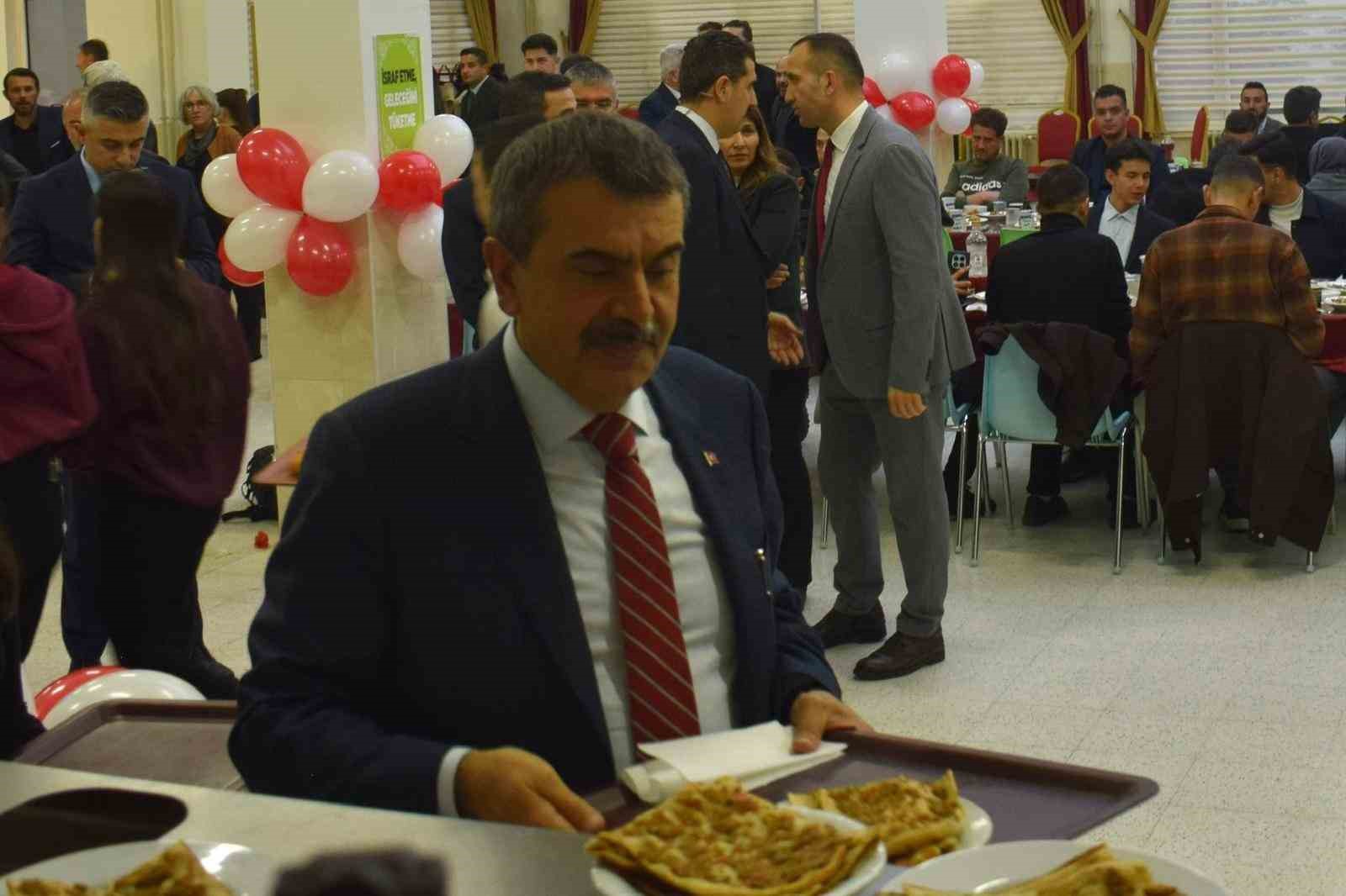 bakan tekin fatma ogretmenin adi gorev yaptigi okula verildi 9