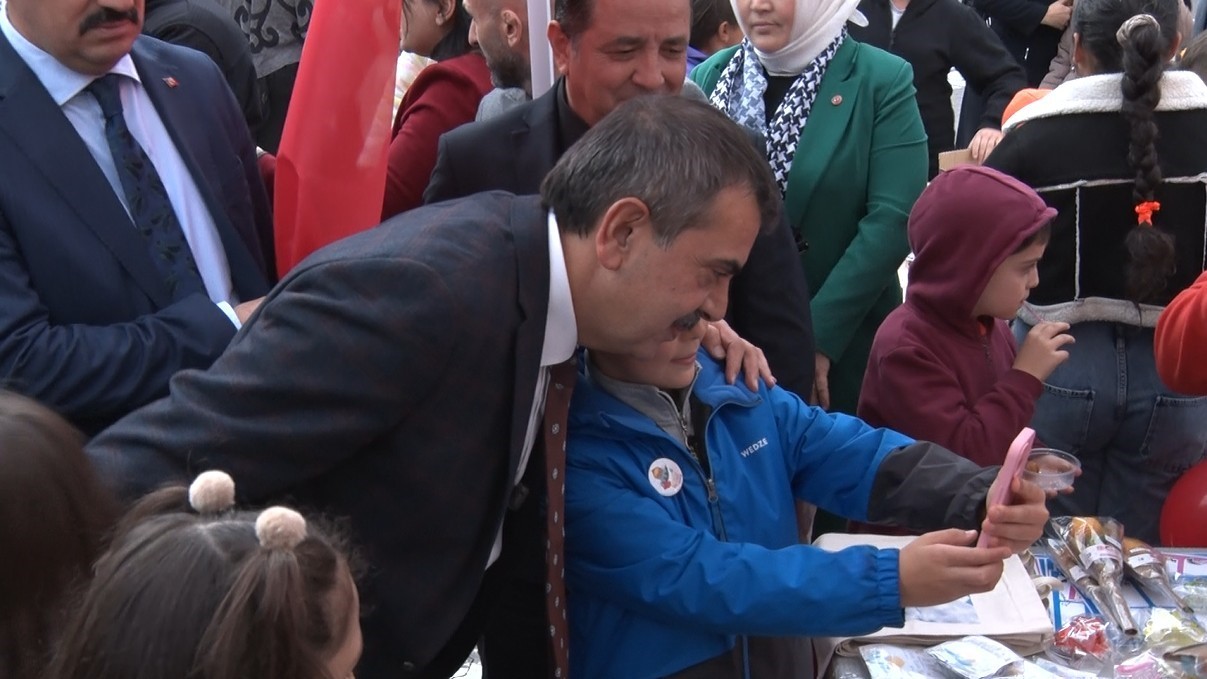 bakan tekin gazzenin yeniden insasi icin uzerimize duseni yapalim dedik 0 7MytX7OL