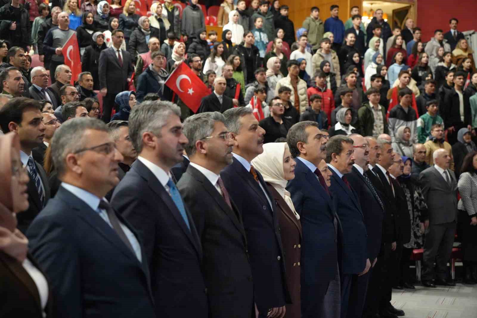 Bakan Tekin: "Geçmişine bağlı, gelecekten ümitli gençler yetiştirmek istiyoruz" 5 bakan tekin gecmisine bagli gelecekten umitli gencler yetistirmek istiyoruz 1 NGIPlTXA
