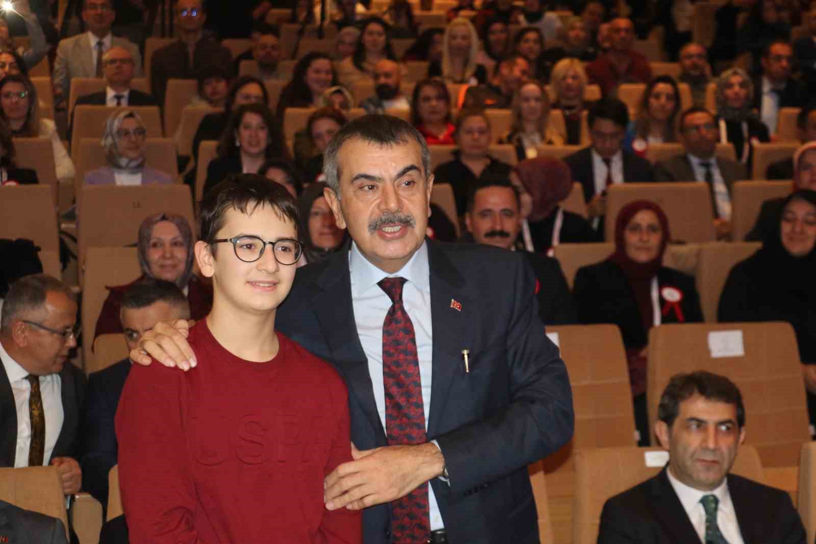 Bakan Tekin: "Her çocuk ve her insan bizim gözümüzde eşittir" 6 bakan tekin her cocuk ve her insan bizim gozumuzde esittir 2