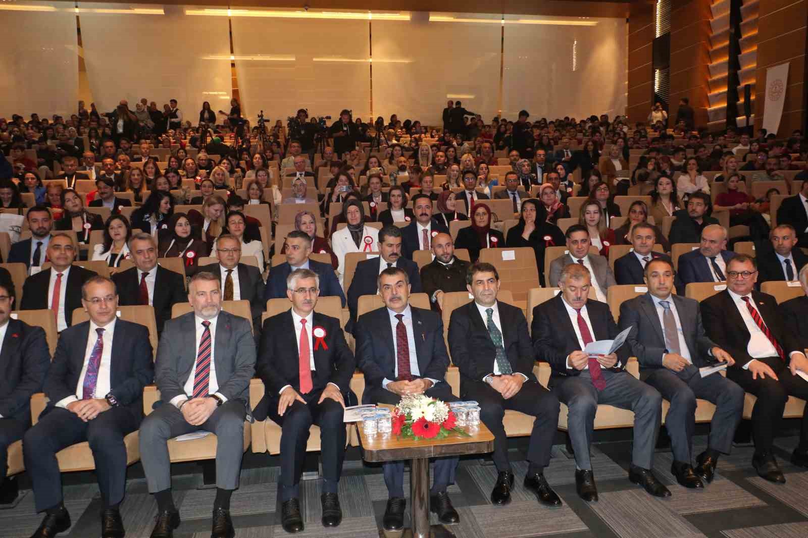 Bakan Tekin: "Her çocuk ve her insan bizim gözümüzde eşittir" 8 bakan tekin her cocuk ve her insan bizim gozumuzde esittir 4 I9Z3CFL1