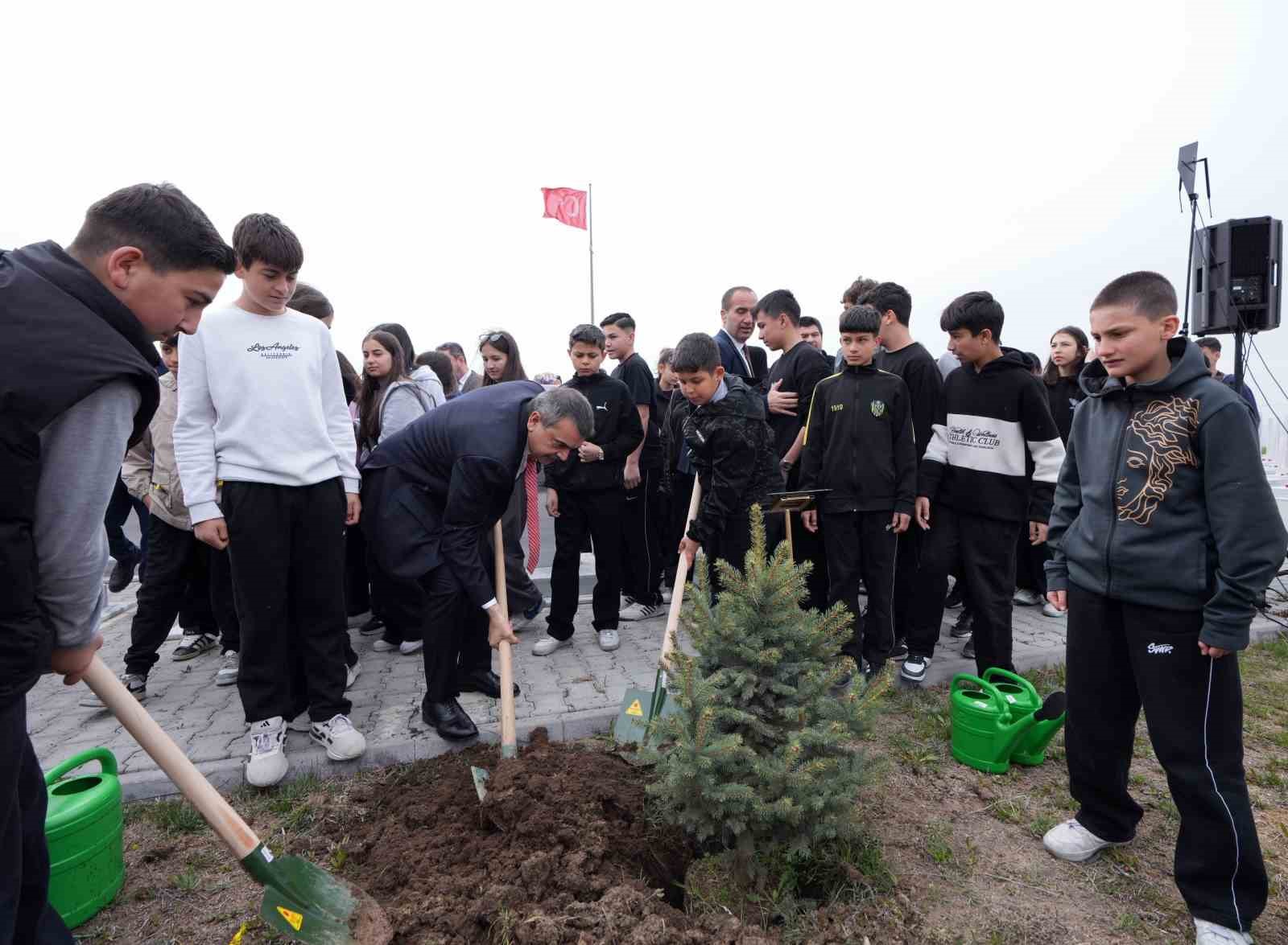 Bakan Tekin: "İçişleri Bakanlığımız, bütün okullarımızda çocuklarımızın güvenli bir biçimde eğitimlerine devam etmesi için çalışmalarını devam ettiriyor" 11 bakan tekin icisleri bakanligimiz butun okullarimizda cocuklarimizin guvenli bir bicimde egitimlerine devam etmesi icin I4P6ahQr