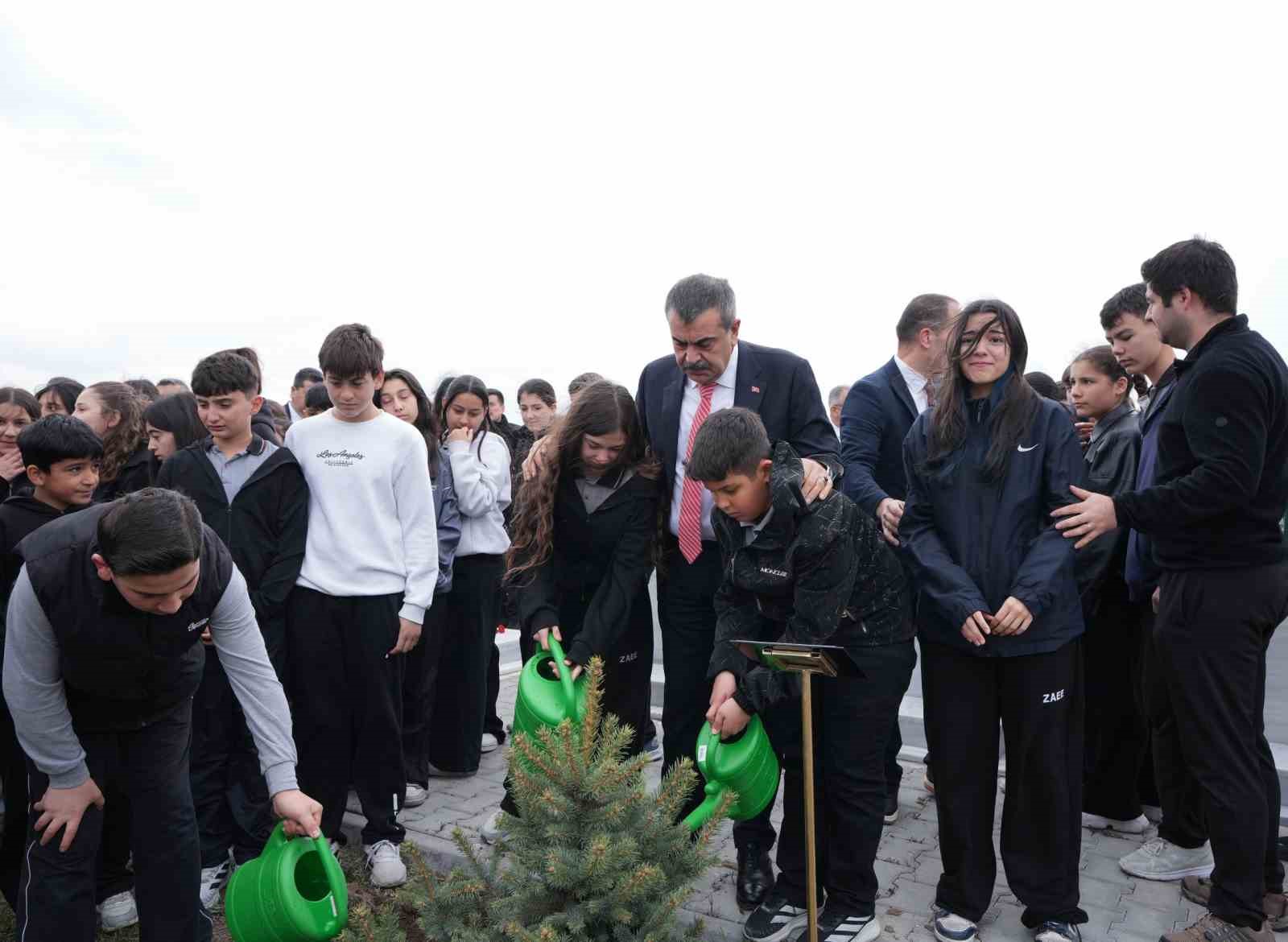 Bakan Tekin: "İçişleri Bakanlığımız, bütün okullarımızda çocuklarımızın güvenli bir biçimde eğitimlerine devam etmesi için çalışmalarını devam ettiriyor" 7 bakan tekin icisleri bakanligimiz butun okullarimizda cocuklarimizin guvenli bir bicimde egitimlerine devam etmesi icin WHK5mn2a