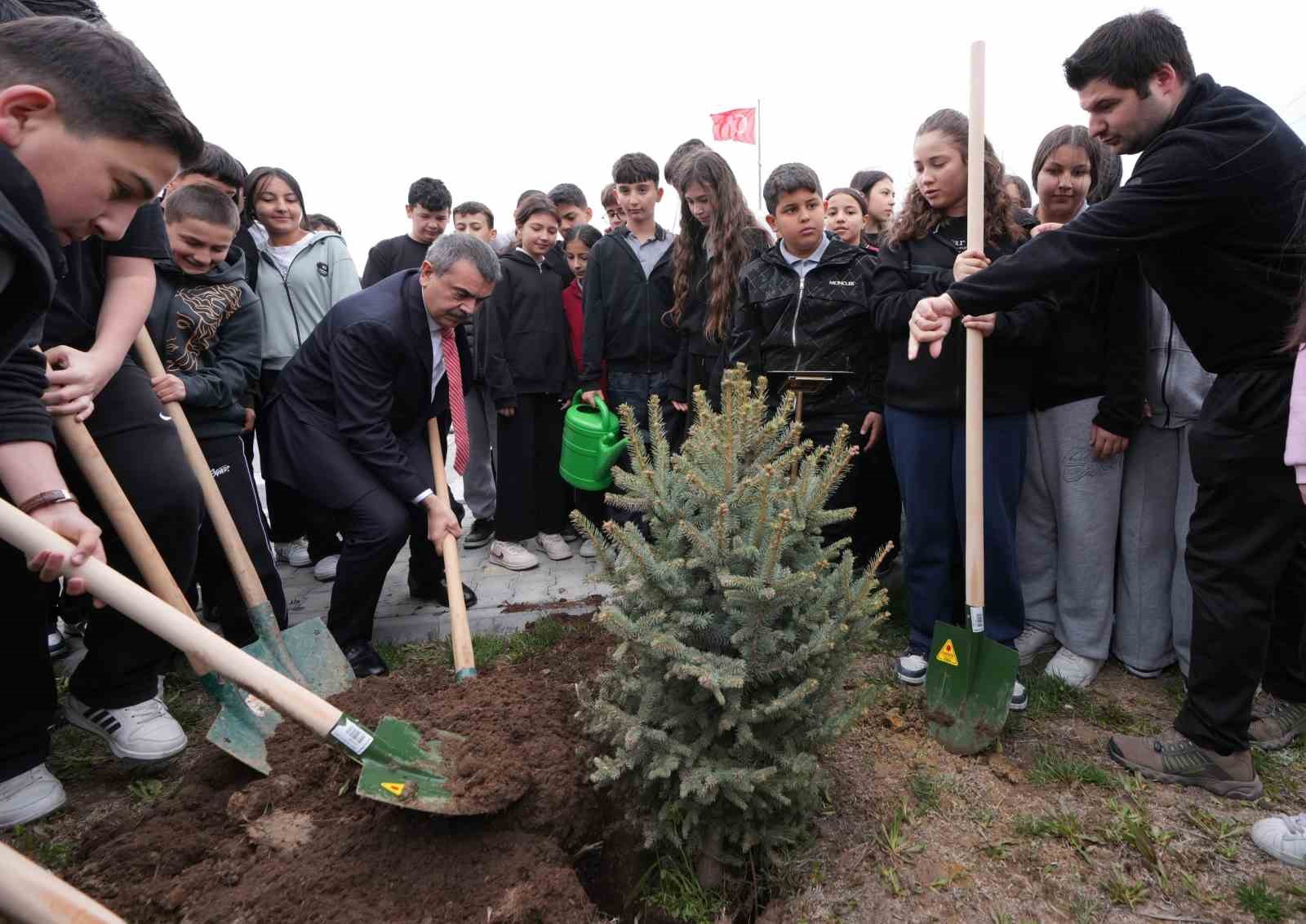 Bakan Tekin: "İçişleri Bakanlığımız, bütün okullarımızda çocuklarımızın güvenli bir biçimde eğitimlerine devam etmesi için çalışmalarını devam ettiriyor" 8 bakan tekin icisleri bakanligimiz butun okullarimizda cocuklarimizin guvenli bir bicimde egitimlerine devam etmesi icin byM4BYyu