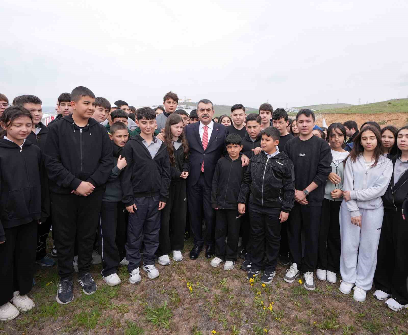 Bakan Tekin: "İçişleri Bakanlığımız, bütün okullarımızda çocuklarımızın güvenli bir biçimde eğitimlerine devam etmesi için çalışmalarını devam ettiriyor" 9 bakan tekin icisleri bakanligimiz butun okullarimizda cocuklarimizin guvenli bir bicimde egitimlerine devam etmesi icin gvRnhAEH