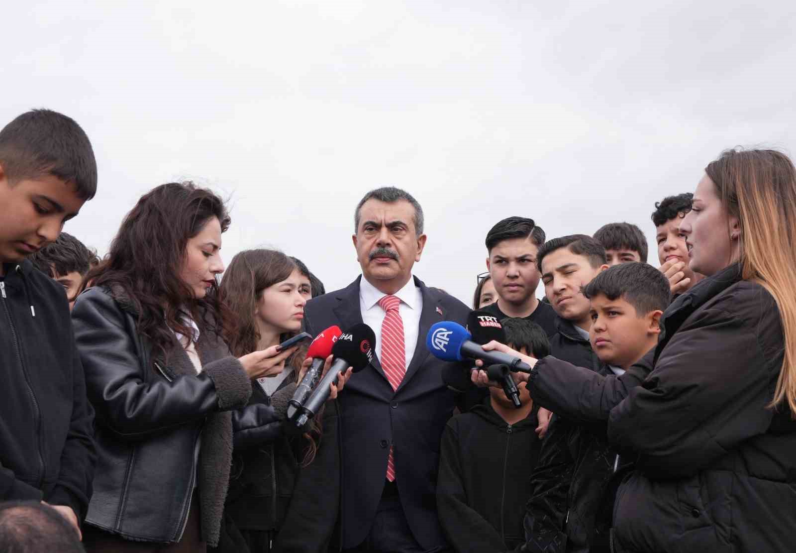 Bakan Tekin: "İçişleri Bakanlığımız, bütün okullarımızda çocuklarımızın güvenli bir biçimde eğitimlerine devam etmesi için çalışmalarını devam ettiriyor" 10 bakan tekin icisleri bakanligimiz butun okullarimizda cocuklarimizin guvenli bir bicimde egitimlerine devam etmesi icin ilB4svqT