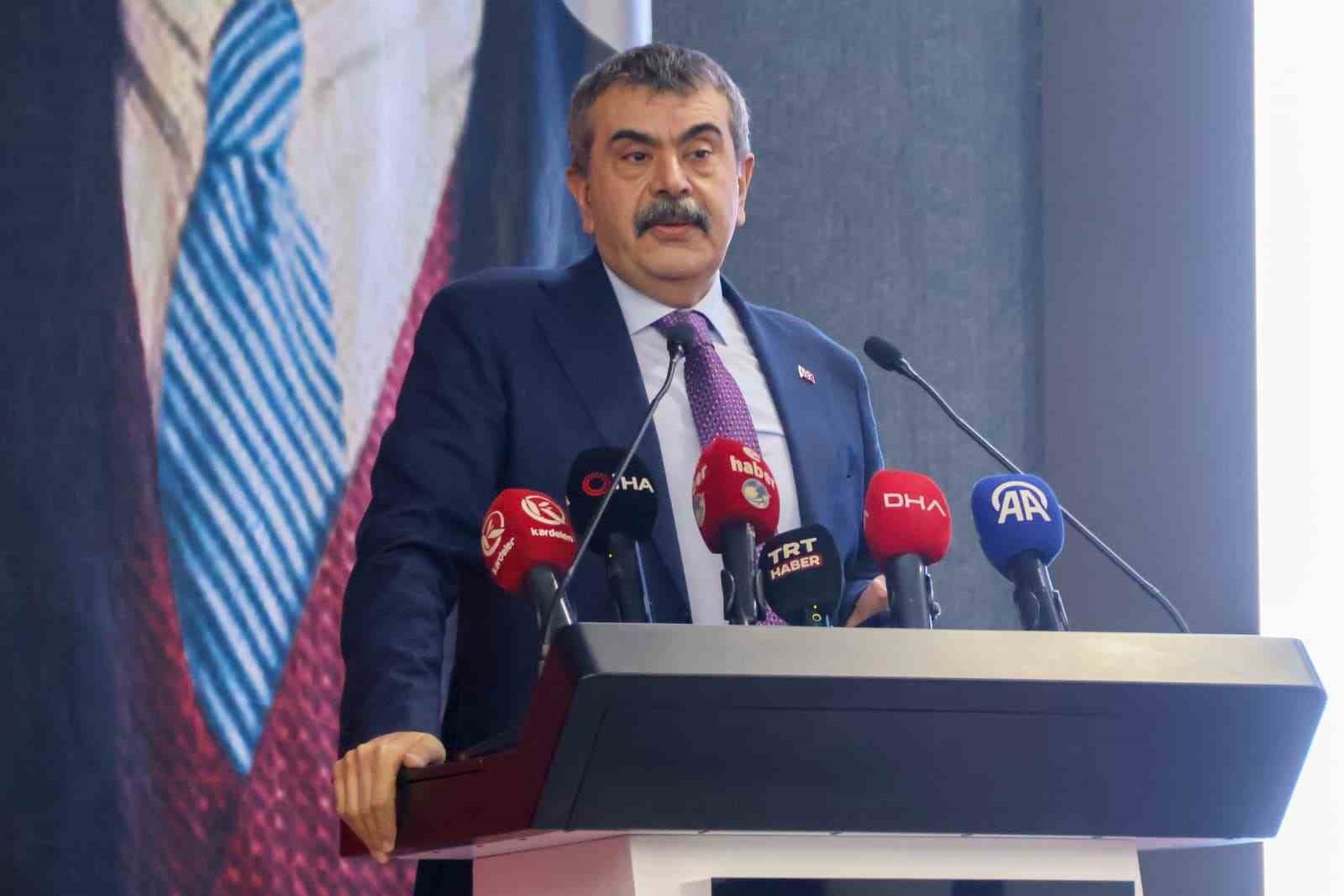 bakan tekin istanbulda asrin hirsizligi var bunu saklamak icin karnelerden ataturkun fotografinin kaldirdigi 6mRZi1LX