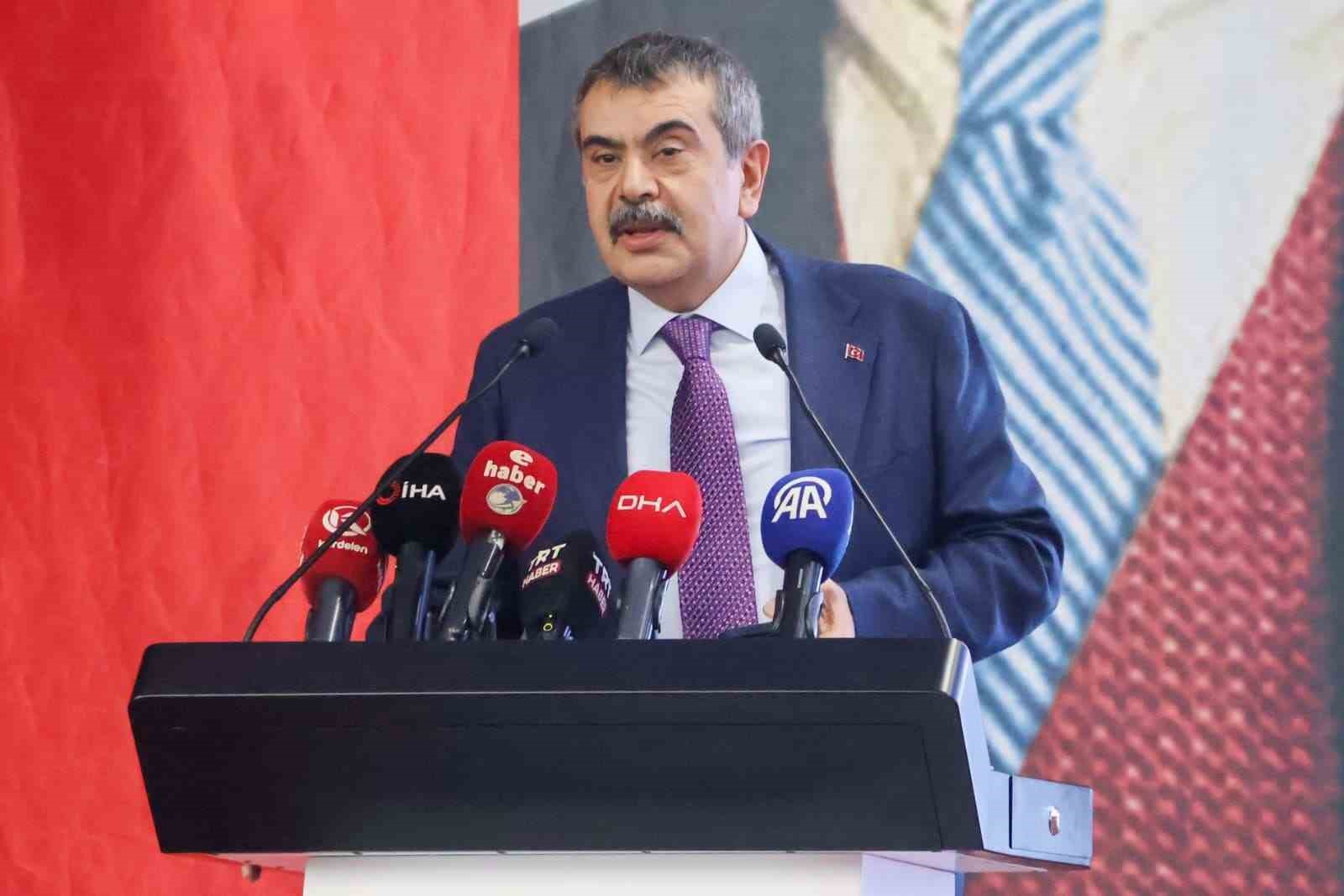 bakan tekin istanbulda asrin hirsizligi var bunu saklamak icin karnelerden ataturkun fotografinin kaldirdigi Sb3kekCz