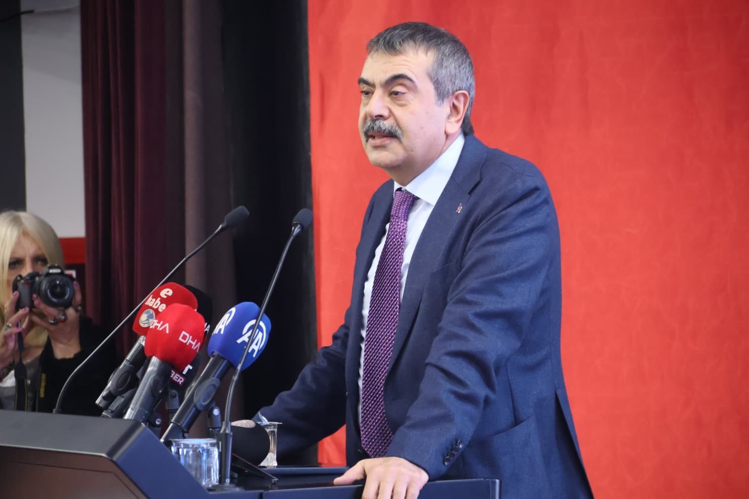 bakan tekin istanbulda asrin hirsizligi var bunu saklamak icin karnelerden ataturkun fotografinin kaldirdigi